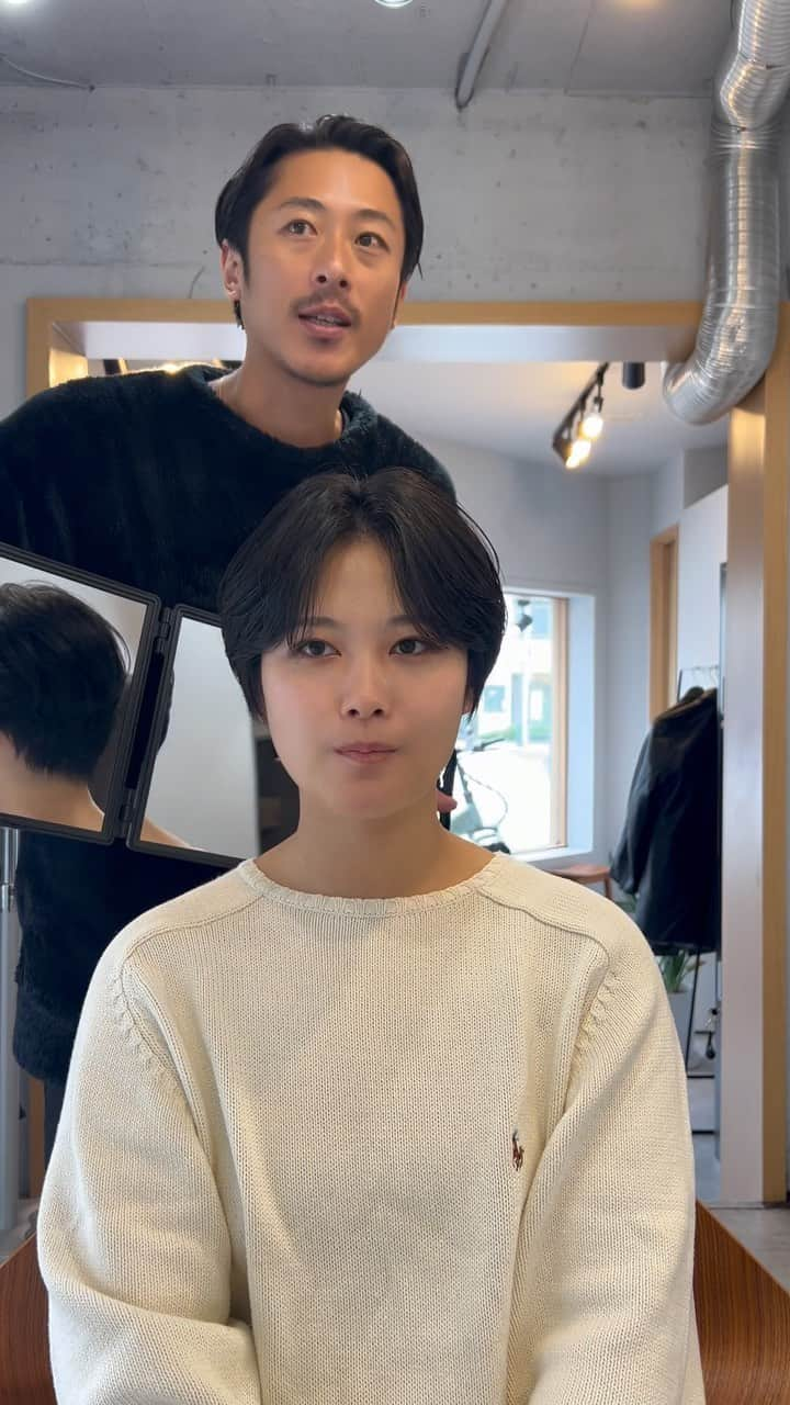 阿藤俊也のインスタグラム：「ハンサムショート前上がり✂︎  流れがつきやすくなるので 顔まわりが少しクセでうねるお客様にオススメです◯ 　  ※好きな雰囲気のスタイルのお写真、動画あれば ぜひ持参ください！！ 好みが伝わりやすいです🙆‍♀️  ◆イメージ変えたいけど、似合うか心配😥 ◆いつもどこか似合ってない気がする😥 ◆自分に似合う髪型がわからない😥 ◆自分でうまくセット出来ない😥 ◆とにかく良い感じになりたい😥  どんなお悩みでもご相談ください☺️ どんな状態からでも、素敵にします✨✨ 年齢も問わず、どなたでも  【⚠️ご予約について⚠️】 ↓↓↓↓↓↓↓↓↓↓↓↓↓ ホーム画面URLからへ 簡単にご予約可能です😊 予約がよくわからない場合は、 お電話にて確認お願い致します🤲🤲  #haircut#ショートボブ#ショートへア#ヘアスタイル#ハンサムショート#ワンレンボブ#大人へア#クセ毛#ワンレングス#レイヤーカット#前下がりボブ#刈り上げ #クセ毛ショート #hairstylist#清澄白河#清澄白河美容室#阿藤俊也#hairdressers#haircutvideo#スタイリスト募集」