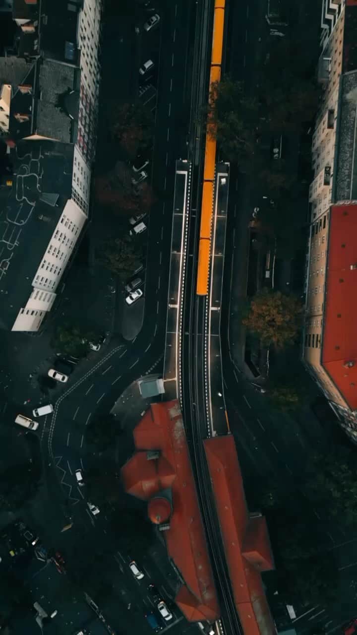 Thomas Kakarekoのインスタグラム：「invisible connections 🕊️ #berlin」