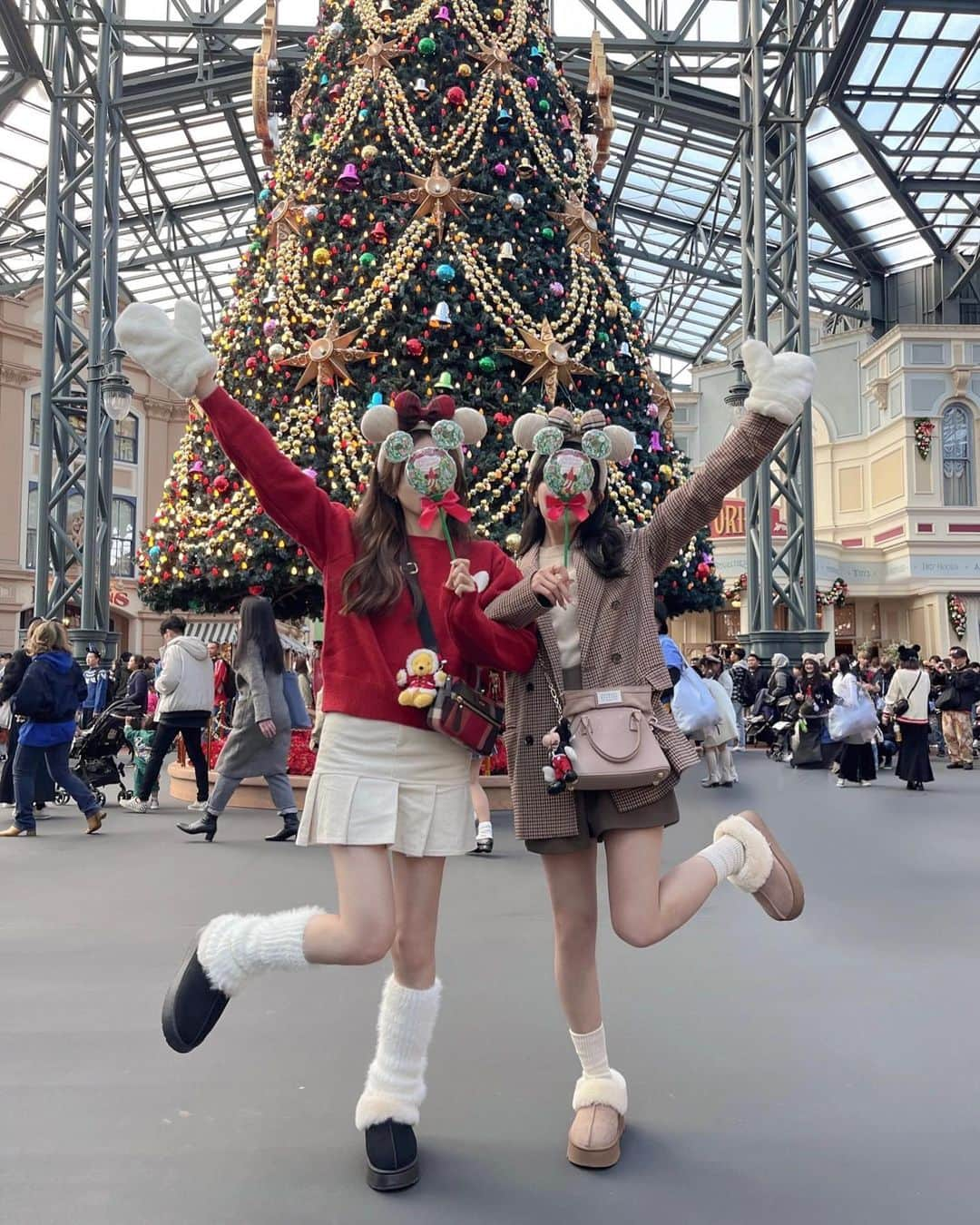 ayaさんのインスタグラム写真 - (ayaInstagram)「🎁🎅🏻🎈🎪  お気に入り写真が 多過ぎて(　˙~˙　)♥️🫶🏻  #disneyland #tokyodisneyland  #disneybound #disneycode #zara #shein #grl #maisonmargiela #christmasdisney #クリスマスディズニー #ディズニーランド #ディズニーバウンド #ディズニーコーデ #シミラールックディズニー  #お揃いディズニー #夢の国 #夢が叶う場所 #夢がかなう場所 #ディズニーグッズ #クリスマスコーデ #ザラ #グレイル #シーイン #メゾンマルジェラ #5AC #ムートンブーツ #ミニーコーデ #ミニーカチューシャ #カチューシャ #ディズニーカチューシャ」11月18日 20時23分 - xxayapink