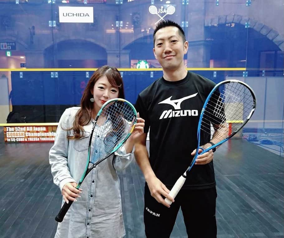 柴田幸子のインスタグラム：「🎾🎤✨  ロス五輪の追加競技にきまった ＼スカッシュの全日本選手権／  飛んできたファールボール⚾️を持ってかれ、、 ロッカーの鍵🗝️をなくし、、 電車は遅れに遅れ（＆山手線外は運休）、、  いまスカッとしたい人No.1の柴田ですが（笑） 今日はスカッシュ🎾の取材に〜🙌🏻  壁にボールを打ち合って競うという 大まかすぎるルールのみの把握でしたが めちゃめちゃ楽しかったぁ😆👍🏻  コートはこんな感じで スケルトンなおしやれな壁（強化ガラス）に 四方囲まれ その中で交互にボールを打ち合います  正面の壁に一度当てれば 他の壁には何度当ててもよく ただしワンバンまでで返さないとダメ☝🏻  ラリーがずーっと続くのでもの凄い体力！！！😳  四隅や壁際に落とすように跳ね返すと 相手が拾いにくく得点に結びつき易いんだとか！  今日は準決勝が行われたのだけど 試合後に私も初体験させていただきました〜😆  ラケット（バットとかグラブとか含め）振って ボールに当てる競技は 全然通ってきてないド素人なもんで（笑）  そもそも球が当たるかなぁ、、 とかそんな低レベルな心配をしていたのですが  めちゃめちゃ楽しい！！！🙌🏻  一緒に体験した共同通信の記者さんと すぐにラリーさせていただいたり😌  めちゃめちゃ楽しい！！！👍🏻笑  30分くらい？教えてもらっただけで とても良い汗かきました〜💨  なんといっても、、スカッとしたしね！！！😏 （これ、言わないと。笑）  はじめの3枚📸は体験の様子☝🏻 柴田のフォームね、、、🤣  4枚目は試合の様子☝🏻  そして5枚目は元日本チャンピオンの方！ （一昨年 引退されたて言ってたかな）  簡単なウォーミングアップ？の様子を ガラス壁のこちら側で体験したら、、  こわ！！ こわー！！！😱😱😱笑 迫力すごーー！！！🫣🫣🫣🫣🫣  意気揚々とラケットを振りまくる柴田の様子は そのうち番組でお届けします。笑  明日は男女ともに決勝が行われます☝🏻  ✔️14:50〜女子決勝 ✔️16:00〜男子決勝  ＠トレッサ横浜  ご興味のある方、お近くの方は是非に！！  #アナウンサー #フリーアナウンサー #radio #ラジオ #取材 #スカッシュ  ・ ・」