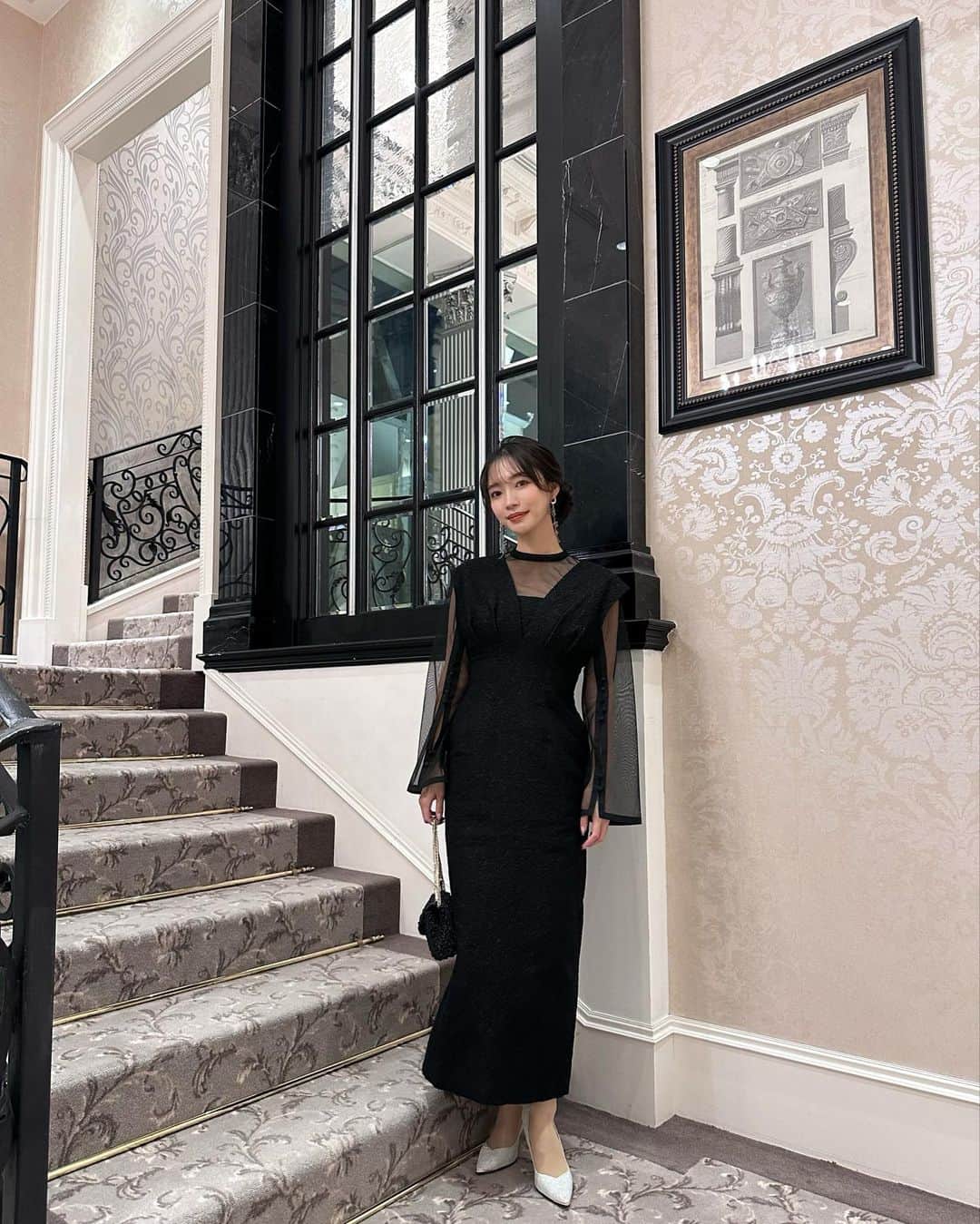 YUKIKOのインスタグラム：「. お呼ばれコーデ✨ 質問もらってたドレスは @andresd_official  形も綺麗でシースルーも可愛いよね🖤  #PR #andresd #結婚式 #お呼ばれコーデ #お呼ばれヘア #結婚式お呼ばれ」