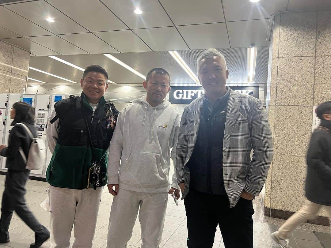 鈴木桂治さんのインスタグラム写真 - (鈴木桂治Instagram)「友達との約束を果たしに五条東中学へ。 行く行く詐欺にならない様に笑 何年振りかに4分✖️14本の立技乱取りを。女子選手が多かったけど身体バキバキ確定です。 サニックス旗・全国中学校大会・マルちゃん杯・柔道マガジン杯の四冠を達成したチーム。 中尾先生も人として素晴らしく、ただただ頭が下がります。 お邪魔しました。  祝賀会にも参加させていただき、ありがとうございました。 やっぱり強いチームは何かあるな！  敬司さんも久しぶり👌👌 #五条東中学　#奈良県　#四冠チーム」11月18日 20時26分 - gk.kizuna