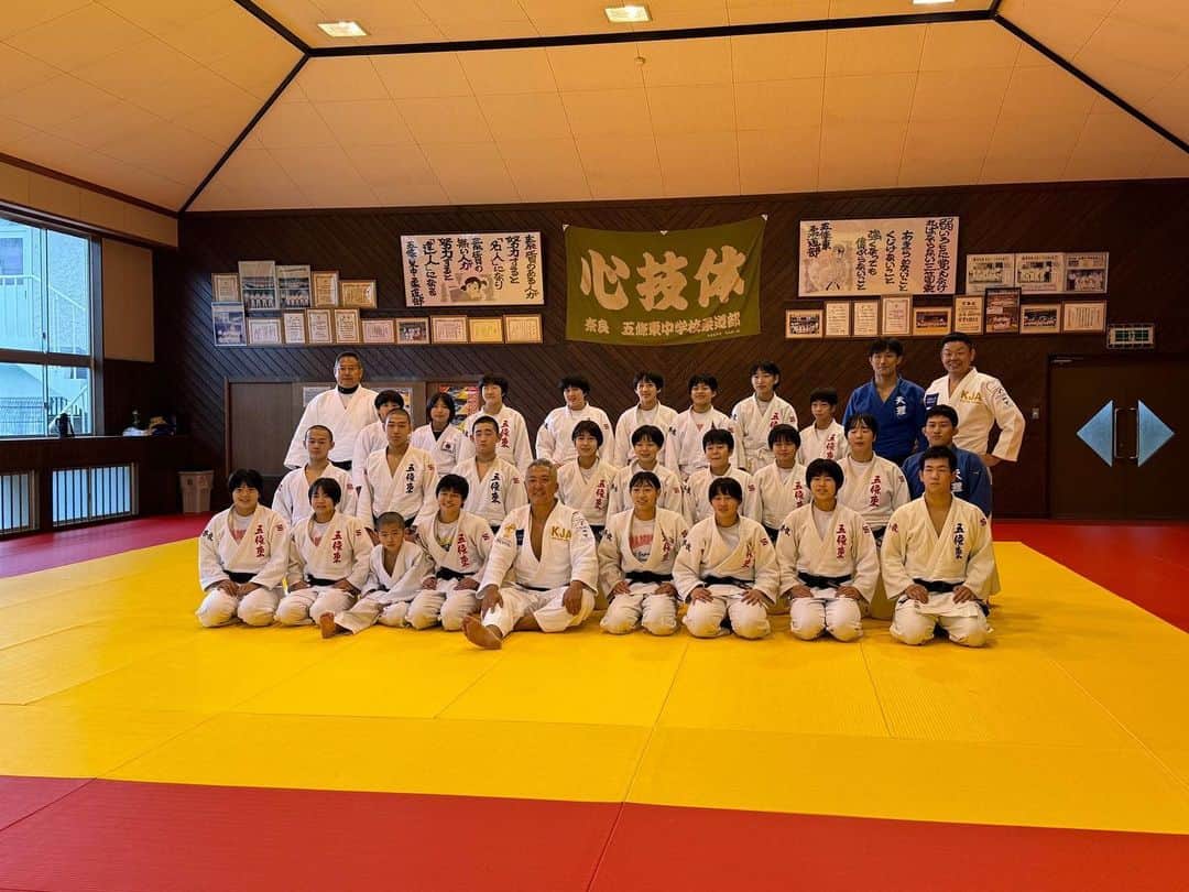 鈴木桂治のインスタグラム：「友達との約束を果たしに五条東中学へ。 行く行く詐欺にならない様に笑 何年振りかに4分✖️14本の立技乱取りを。女子選手が多かったけど身体バキバキ確定です。 サニックス旗・全国中学校大会・マルちゃん杯・柔道マガジン杯の四冠を達成したチーム。 中尾先生も人として素晴らしく、ただただ頭が下がります。 お邪魔しました。  祝賀会にも参加させていただき、ありがとうございました。 やっぱり強いチームは何かあるな！  敬司さんも久しぶり👌👌 #五条東中学　#奈良県　#四冠チーム」