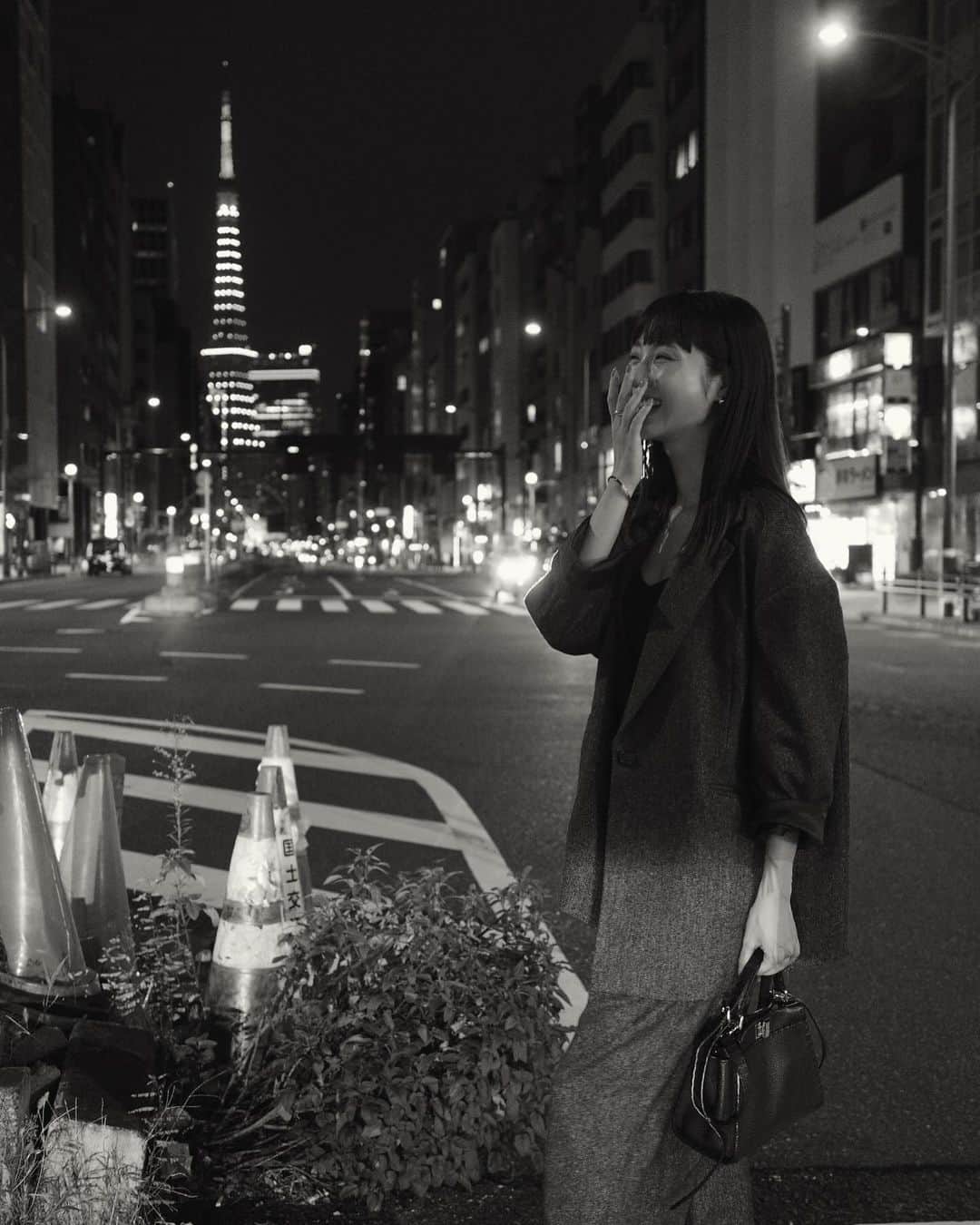 izu（出岡美咲）さんのインスタグラム写真 - (izu（出岡美咲）Instagram)「TOKYO↔︎OSAKA LIFE♪  大阪での仕事終わり、新幹線に飛び乗り東京へ。 焼き肉食べたり(SWIPE 5枚目) お散歩したり。  当たり前は、お陰さま。 日常だったことも、よりとびきりの事に感じる。  大阪での日々はとても充実していて 東京に帰っても心がほっとする。  どちらに居る時のわたしも、 好きな事をしているわたし。 居場所が増えたような感覚で より一層、人生の彩りが増えたように感じます。  この日着てたSET UPは @_josemoon_ 🌙🗼  #outfit #2拠点生活 #大阪生活51日目 #私服コーデ #大人女子コーデ #josemoon」11月18日 20時27分 - izu_stagram