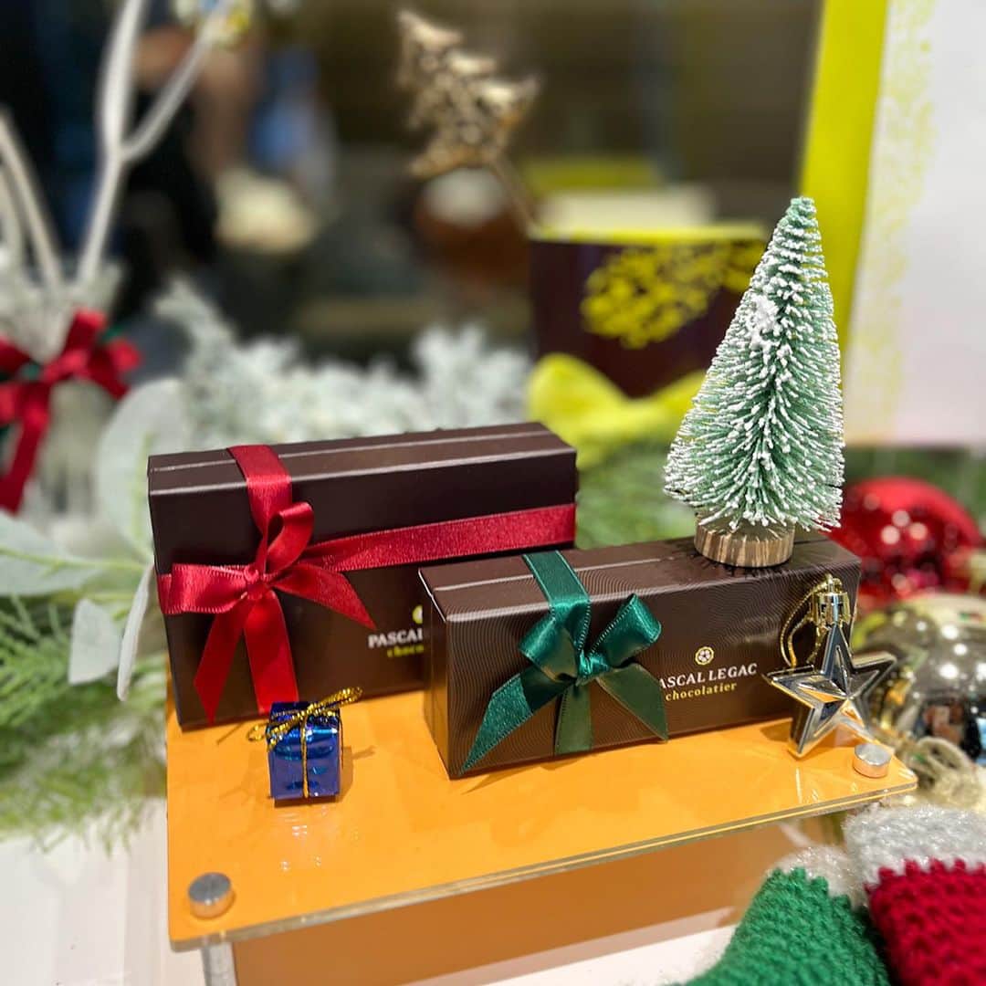 市川歩美さんのインスタグラム写真 - (市川歩美Instagram)「パスカル・ル・ガック東京へ行ったら、クリスマス気分になりました🎄  みなさん、知ってますか？？  パスカル・ル・ガックのチョコレートボックス、といえば、イエローライムカラーのリボンがアイコンですが、クリスマスシーズンだけ、赤と緑のリボンも選べるんです。素敵、知らなかった❣️❣️  チョコレートジャーナルにも書きました。  https://chocolatejournal.fun/archives/legac2023noel.html  アドベントカレンダーはゴールドでキラキラ。高級感があって眩しすぎ。  お店で展示・販売されていて、既に大人気だそうです。  #チョコレート #チョコレート大好き  #ショコラ #チョコレート好きと繋がりたい  #chocolate  #ilovechocolate  #chocolat #chocolatelovers  #chocolate #アドベントカレンダー #パスカルルガック東京 #クリスマスチョコ #クリスマスギフト」11月18日 20時28分 - ayumichocolat