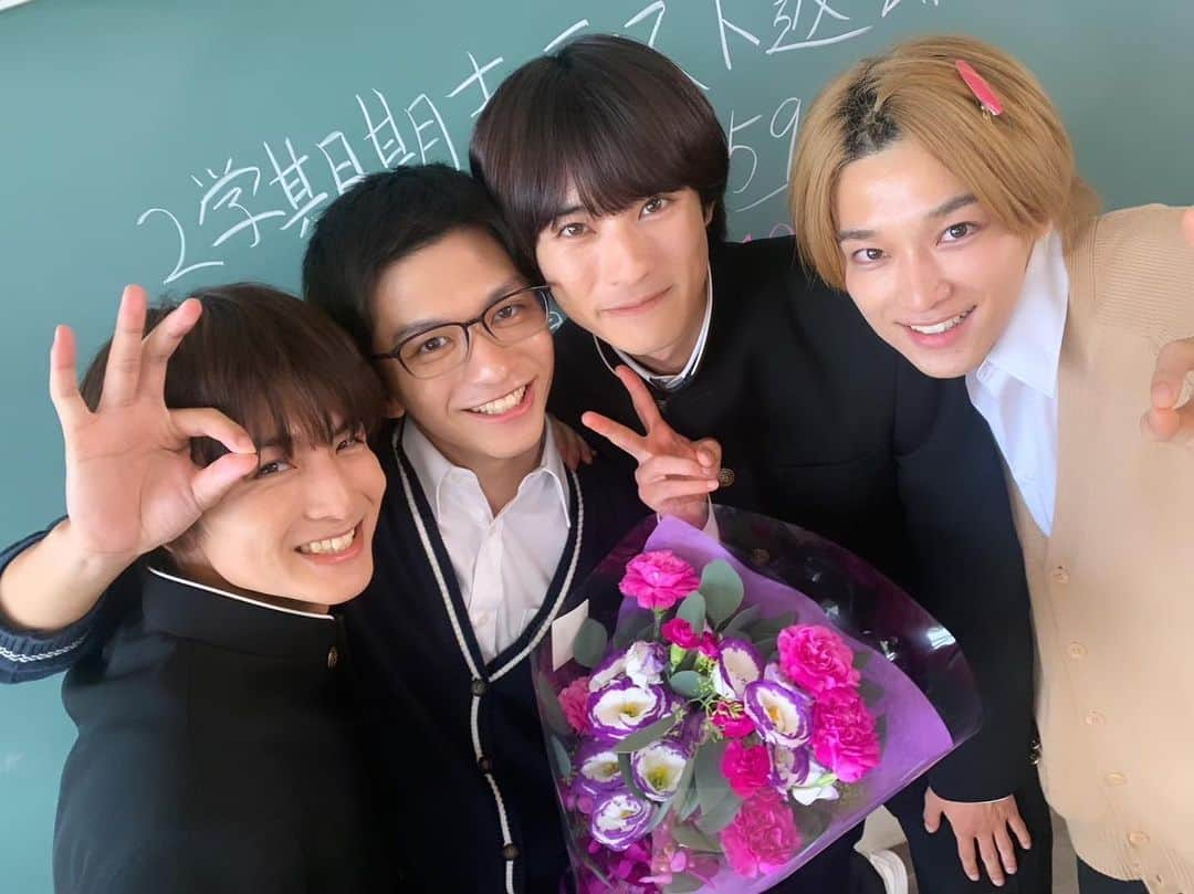 村井の恋さんのインスタグラム写真 - (村井の恋Instagram)「クランクアップ写真💐🌟  本日は藤野孝介役の田中偉登さん！ 普段は頼れるみんなのお兄さん的存在の田中さん☺️ ちょっと鈍感だけど、明るく元気な藤野くんがとても素敵で、こんな友達がいたら毎日楽しそうです😂 2話でカケルを励ますシーンは、ふたりの掛け合いが優しさで溢れていて、ほっこり💓 最後は本体も一緒にクランクアップです🎊  田中さん 本当にありがとうございました🙇‍♀️  最終話はTVerにて配信中💫 この週末にぜひ…‼︎  #tbs #ドラマストリーム #君には届かない #icannotreachyou  #12月8日よりnetflixにて海外配信スタート  #4月10日DVDBlu-ray発売決定 #田中偉登 #前田拳太郎 #柏木悠(#超特急) #松本怜生」11月18日 20時28分 - tbs_drama_stream