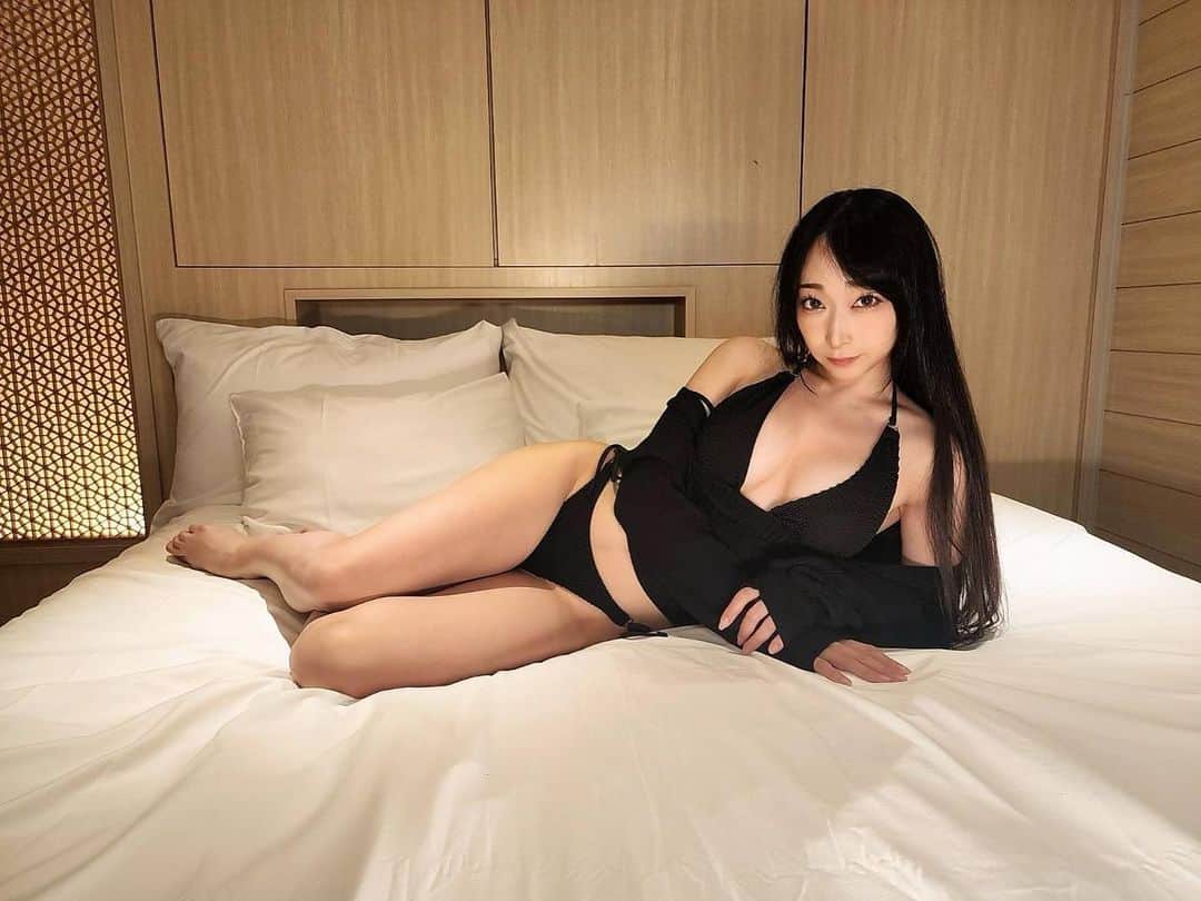 のインスタグラム：「・ 今週ラスト~ 明日はお休みだからいつもより激しく飲むよ！✨」