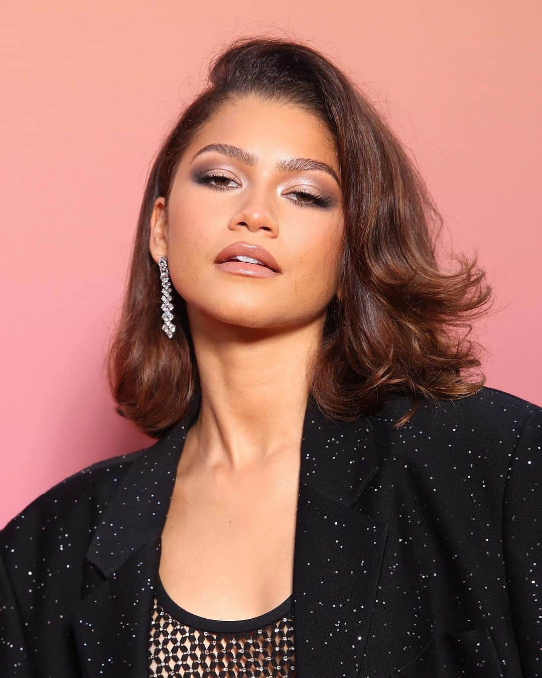 ELLE UKのインスタグラム：「Are you ready to bite the bullet and get that bob? As the cut of the season continues to take over our algorithms and every celebrity, from #Zendaya to #HaileyBieber, jumping on the bob bandwagon, at this point... who isn't?  From what to ask your hairdresser to post-salon maintenance, see the expert guide to getting a bob at the link in our bio.」