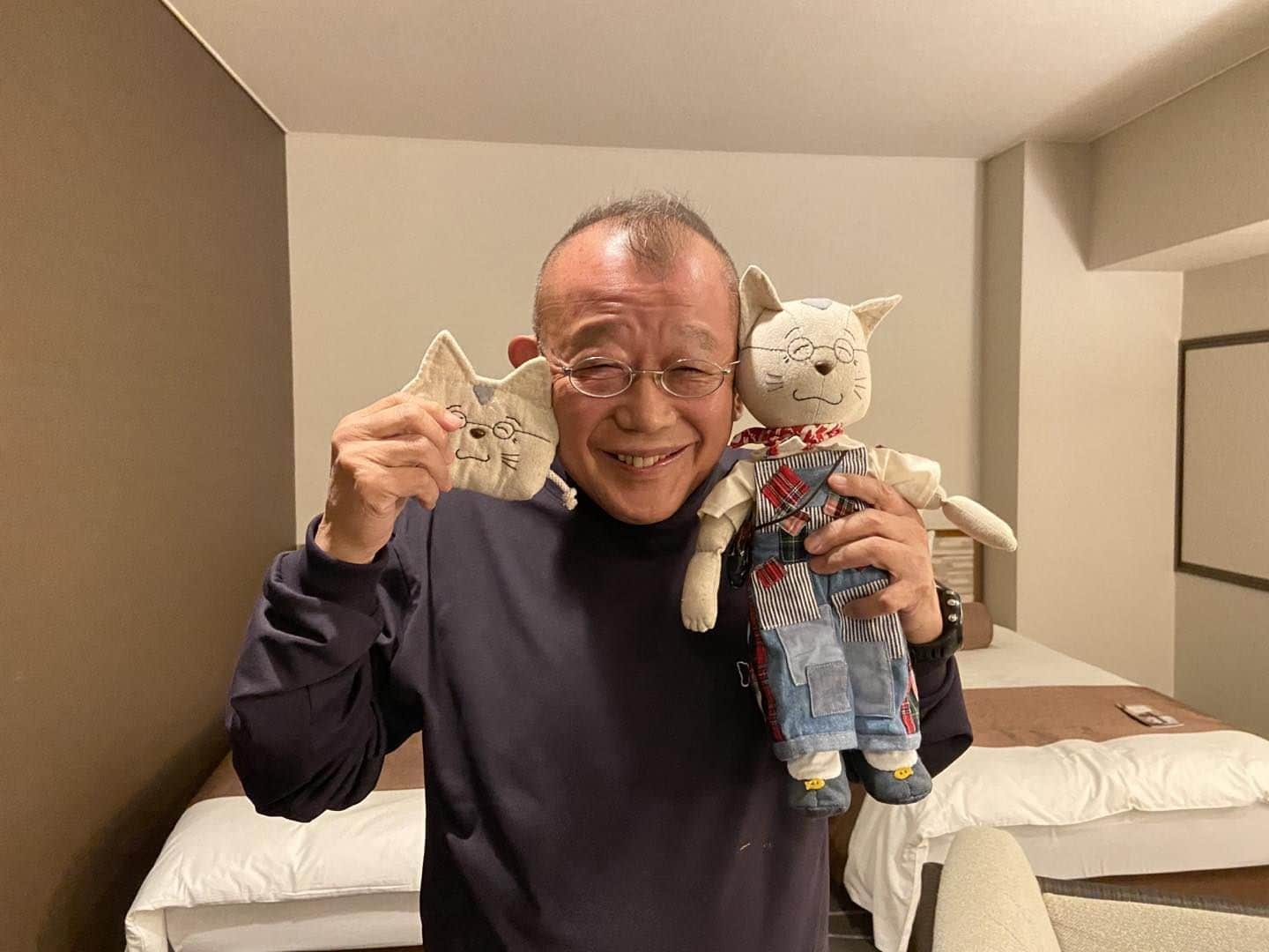 笑福亭鶴瓶さんのインスタグラム写真 - (笑福亭鶴瓶Instagram)「小千谷のあけままが、わざわざ独演会に、人形と財布持って来てくれました。」11月18日 20時29分 - shofukuteitsurube