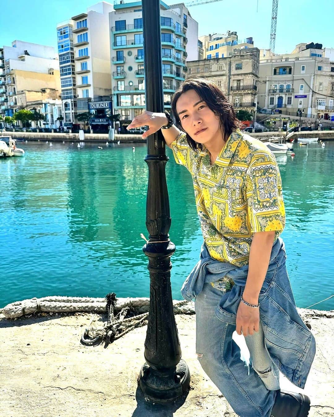 ジョーブログのインスタグラム：「マルタ共和国来たでえ！海も空も綺麗で開放的やし、ゆったり落ち着いててめちゃくちゃ良い国。ほんでどこ行っても映えてるで🤣 これから海外動画もちょくちょくあげていくから楽しみにしといてやあ〜。  ちなみに黄色のこのシャツ、マルタをイメージして今回のために生地からお願いして作ってみた。 映えてるやろ！世界に一枚。売りもんじゃないでえ〜！笑」