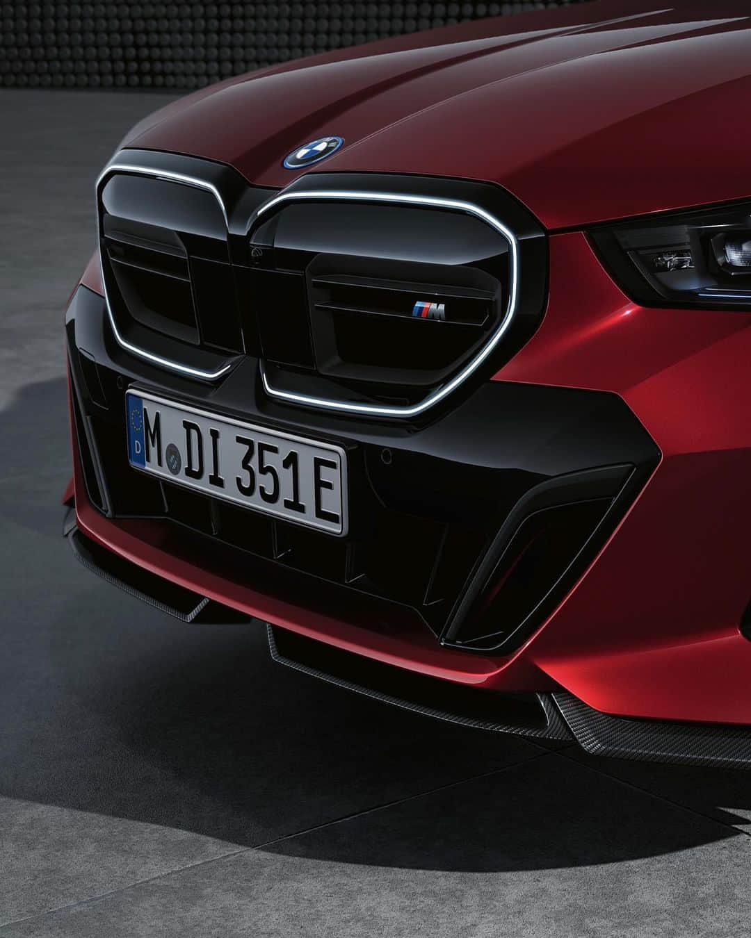 BMWのインスタグラム：「Best number of M Performance Parts on the car: n+1. 🤓 The BMW i5 M60 xDrive. 100% electric. #THENEWi5 #THEi5 #BMW #BMWi #BMWElectric  __ BMW i5 M60 xDrive Sedan: Combined power consumption: 21.2–18.2 kWh/100 km. Combined CO2 emissions: 0 g/km. Electric range: 439–516 kilometers. All data according to WLTP.  Further info: www.bmw.com/disclaimer」