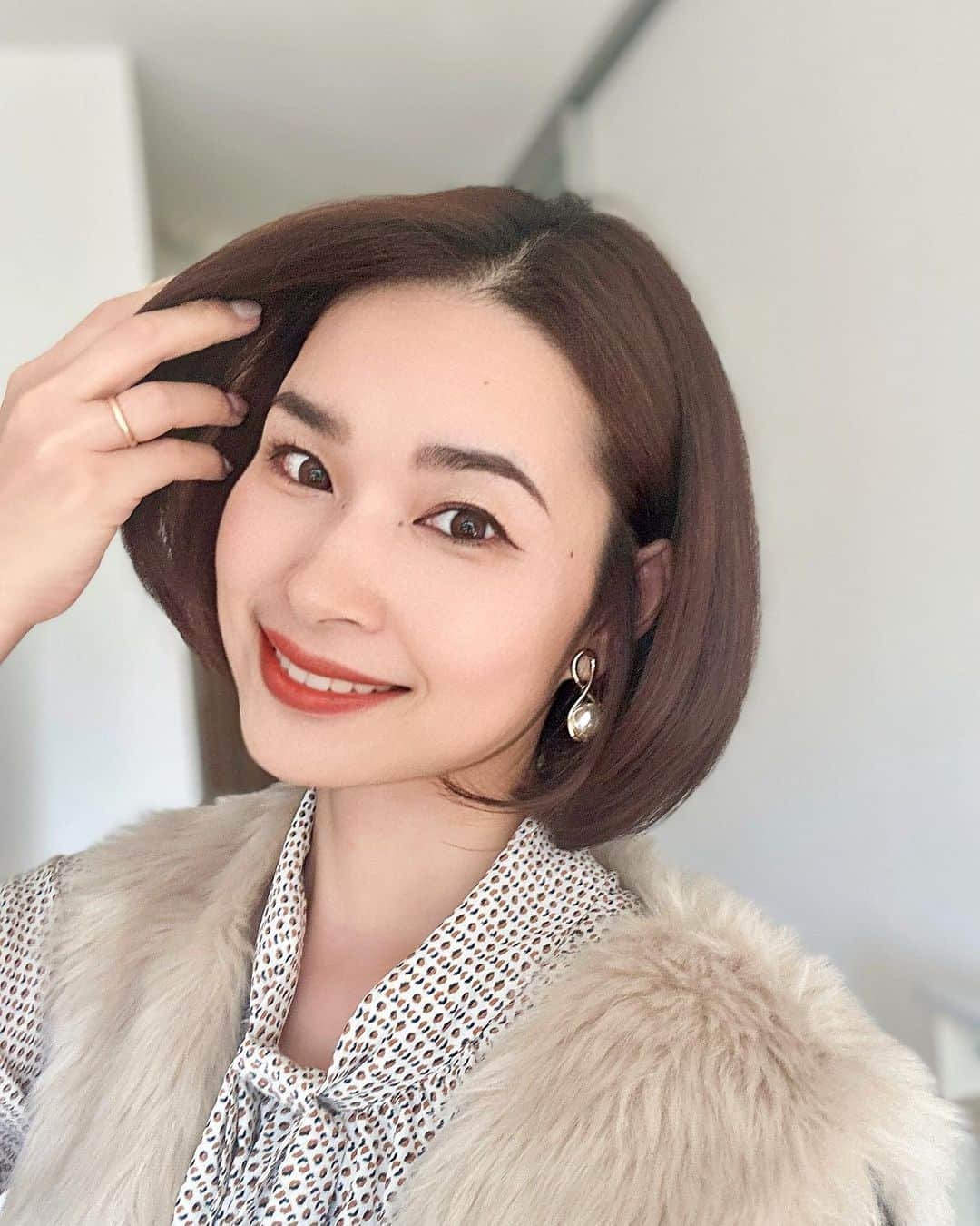 三佐和あやさんのインスタグラム写真 - (三佐和あやInstagram)「ヘアカラーじぶんで 染めちゃった✨  ちょうど、 “ウエラトーン 2＋1 “を もらって 試してみたかったの☺️ @wella_jp   2種類の薬剤と、輝きエッセンス*を混ぜて 塗っていくんだけど、すごく楽しかった😆  *ヒマワリ油-1、ホホバ油、アボカド油、オリブ油（毛髪保護成分）  クリームをとっておけるので 白髪、見つけたところだけ、塗ることもできたんだな、と… 今度チャレンジしてみるわ、笑 😆  仕上がりが、オシャレで気に入っちゃった！！ さすが、 サロン生まれのヘアカラーブランド 「ウエラ」のクオリティ✨   “ウエラトーン 2＋1 “を知って、 美容院パスできると 思ったら、 ちょっと 気が楽になった〜☺️  @cchannel_lemonsquare #lemonsquare🍋 #ウエラ #ウエラトーンツープラスワン #白髪染め #ホームカラー #カラーリング #自宅染め #セルフカラー #ヘアカラー」11月18日 20時30分 - misawa_aya