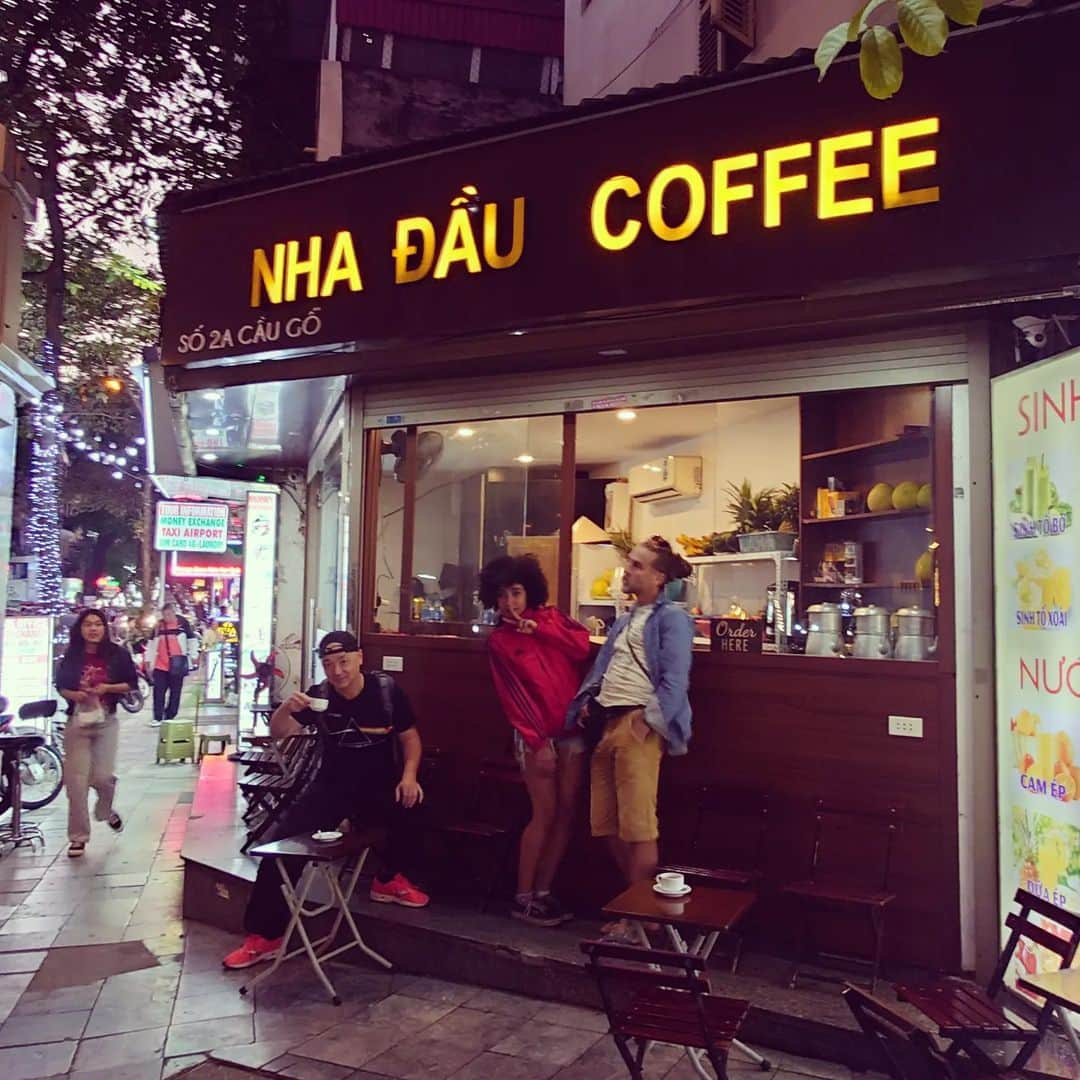 パッパラー河合さんのインスタグラム写真 - (パッパラー河合Instagram)「ベトナム、ハノイでベトナムコーヒー飲む。美味しい。環境が味覚に作用します。  #ベトナムコーヒー #ハノイ」11月18日 20時31分 - papala_kawai