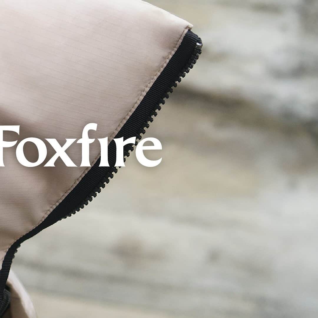 フレイアイディーのインスタグラム：「FRAY I.D× Foxfire   フィッシングベストで名を馳せる、 日本発のアウトドアブランドFoxfireとの 初コラボレーションが実現。  “True to nature”を掲げ、自然との融和や共生をなす ナチュラリストのための リアルクロージングを提供するFoxfire。 そんなFoxfireがもつ機能性と、FRAY I.Dが得意とする 抜け感のあるシルエットやモードな要素を掛け合わせた 全2型のアウターウェアが登場します。  アウトドアでも活躍する高機能を備えながら、 削ぎ落とされたデザインでタウンユースにも最適。 ユニセックスで着用可能なアイテムを揃えました。  11.15 fri より全国発売開始。 COCOON DOWN JACKET ¥49,500 tax in  #frayid」