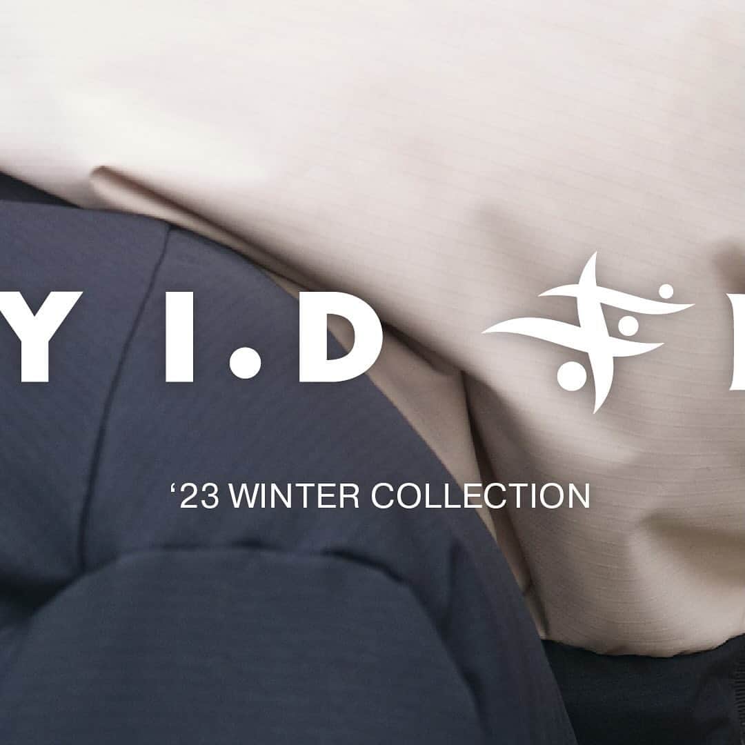 フレイアイディーのインスタグラム：「FRAY I.D× Foxfire   フィッシングベストで名を馳せる、 日本発のアウトドアブランドFoxfireとの 初コラボレーションが実現。  “True to nature”を掲げ、自然との融和や共生をなす ナチュラリストのための リアルクロージングを提供するFoxfire。 そんなFoxfireがもつ機能性と、FRAY I.Dが得意とする 抜け感のあるシルエットやモードな要素を掛け合わせた 全2型のアウターウェアが登場します。  アウトドアでも活躍する高機能を備えながら、 削ぎ落とされたデザインでタウンユースにも最適。 ユニセックスで着用可能なアイテムを揃えました。  11.15 fri より全国発売開始。 COCOON DOWN JACKET ¥49,500 tax in  #frayid」