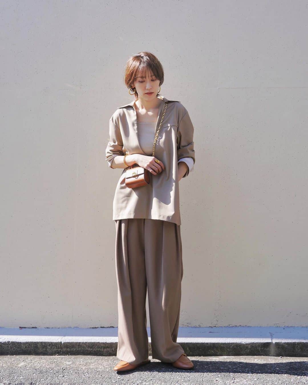 Miki Kanekoのインスタグラム：「いつかのベージュのワントーン🐫   👔…#chignon  🎽…#EKCOOKIES  👖、bangle…#todayful  👜…#adametrope  👞…#ZARA  pierce…#freaksstore  ring…#cene   .」