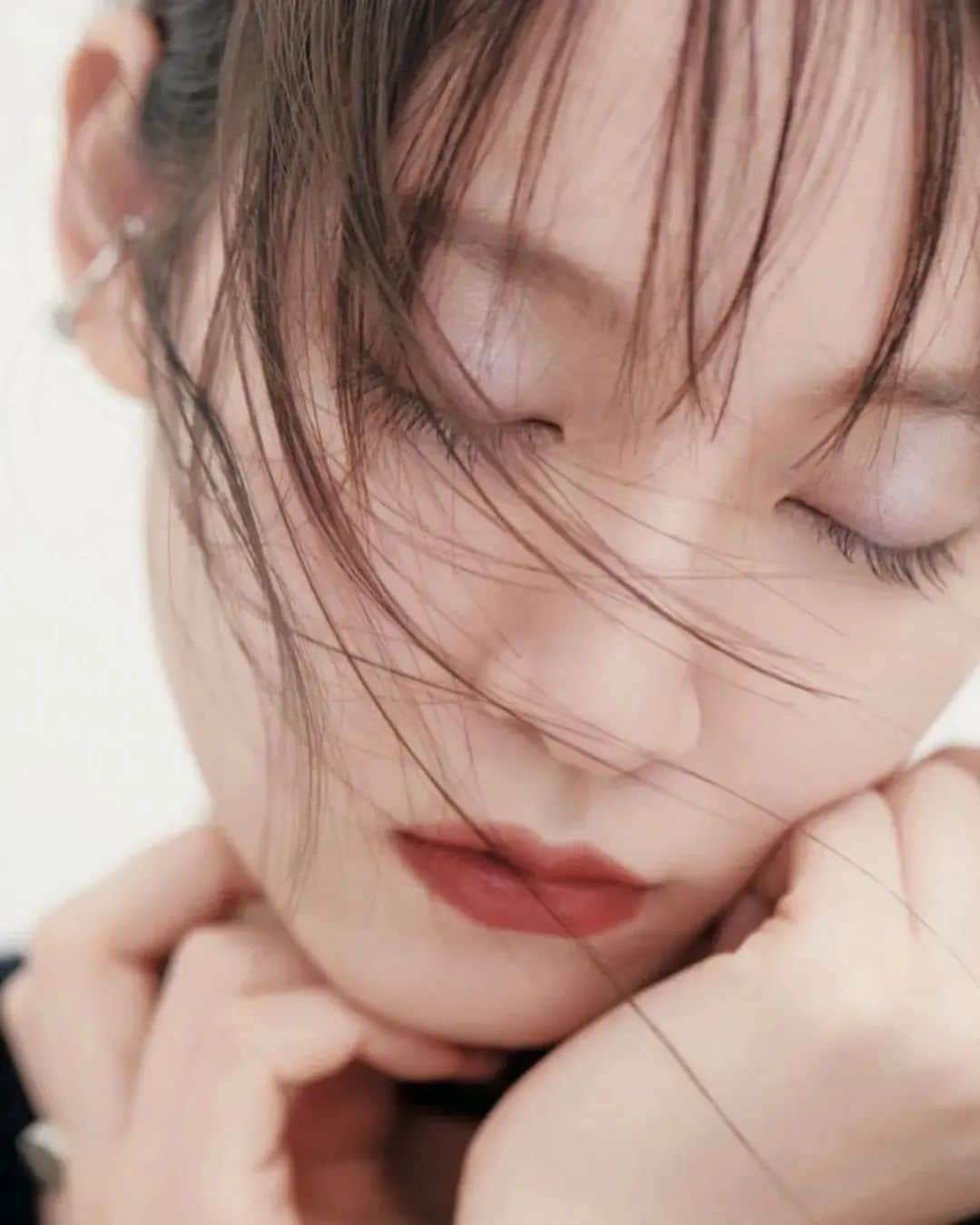 のインスタグラム：「里帆ちゃん、りほらーの皆様今日も１日お疲れ様でした！(*´ー｀*)  そして里帆ちゃんストーリー更新と投稿ありがとうございます❤️❤️ 里帆ちゃん今年のクリスマスは人間ドック行けないんですね😓😓  前に言われてましたよねー😆😆  やっぱなんだかんだ健康が一番やと思いまして  健康やないと何もできない  やけん【普通】って実は幸せなんですよね  なにもなく  【普通】の有り難さ  さっき夕方ニュースでYouTuberのご夫婦奥さんがすい臓ガン末期になったてのに 誹謗中傷されとるとか信じれんニュースあってて 末期余命宣告されとーとよ？ あり得んくない？ まぢ涙出たし😣😣  信じられん  話変わりすぎるけど今テレビで大阪王将あってて 餃子食べたくなった😂😂⬅️  #吉岡里帆#吉岡里帆かわいすぎ #吉岡里帆ちゃん」