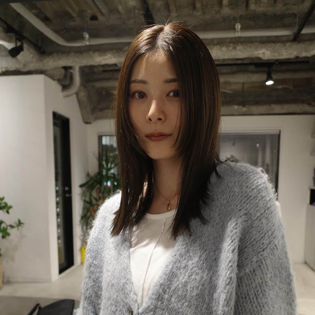 青谷優衣のインスタグラム：「来週は娘の七五三があるので 気持ち暗めのカラーに。💇🏻‍♀️  @takuto5ato  ありがとう🩵」
