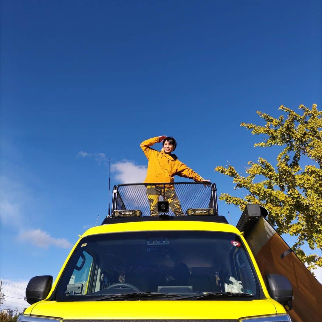 かほなんさんのインスタグラム写真 - (かほなんInstagram)「今日は名古屋市昭和区の川名公園にて「防災･減災 秋まつり in 川名公園」でした！  遊びに来てくれた方、ありがとう〜！！ ダイハツさんとタッグを組んで作った、さばいどる災害支援号 お披露目の日🚗✨  これから災害地や防災啓発のイベントに乗っていきます。 ダイハツさん、素敵な車を作って頂き、さばいどるの災害支援の活動に手助けをしてくださり、ありがとうございます。  ベースの車はアトレー！🚗✨ 災害支援用に改造して、専用の棚をつけたり、スピーカーやライトをつけてあるよ！ バール、チェンソー、投げる消化用具、ポータブル電源を積んでます！ 支援物資はアルファ米、缶詰、甘酒等！ また動画で詳しく紹介します！🫡✨  午前中は晴れていた今日のイベント、午後から突風の悪天候のため中止になってしまいました……が、安全第一🫡！！ 怪我をしてしまった方がいるのは心苦しいですが……今日の突風はひとつの学びとします。 会場全体で勉強させて頂きました。  そして2回目のステージに立てなかったのは歯痒いですが、リベンジは必ず！！ 皆さんにまたお会いできるのを楽しみにしております…！！😆  次のイベントは12/3 ホームセンターバロー羽島店インター店にて、防災体験フェスタ！ こちらも防災系のイベントなので、会いに来てくれたら嬉しいです😆✨ もちろんダイハツ×さばいどるの、災害支援号も展示するよー！！✊🚗 トークショーの時間等決まり次第、またお知らせします👍  あ！今日来てくださった方！📸 かほなんや、さばいどる災害支援号のお写真を是非SNSに載せてください〜！！🙌  ではっ！ 皆さま、ご安全に！🫡  #名古屋市 #昭和区 #川名公園 #ダイハツ #アトレー #尾西食品 #allpowers  #K&K #白鶴 #Husqvarna #Fitech #ホームセンターバロー #さばいどる災害支援号 　 #さばいどる #かほなん」11月18日 20時41分 - survidol_kaho