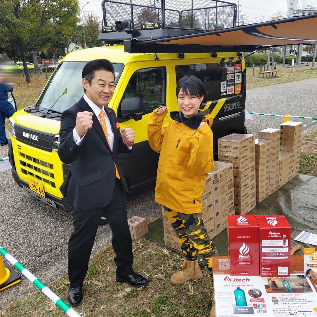 かほなんさんのインスタグラム写真 - (かほなんInstagram)「今日は名古屋市昭和区の川名公園にて「防災･減災 秋まつり in 川名公園」でした！  遊びに来てくれた方、ありがとう〜！！ ダイハツさんとタッグを組んで作った、さばいどる災害支援号 お披露目の日🚗✨  これから災害地や防災啓発のイベントに乗っていきます。 ダイハツさん、素敵な車を作って頂き、さばいどるの災害支援の活動に手助けをしてくださり、ありがとうございます。  ベースの車はアトレー！🚗✨ 災害支援用に改造して、専用の棚をつけたり、スピーカーやライトをつけてあるよ！ バール、チェンソー、投げる消化用具、ポータブル電源を積んでます！ 支援物資はアルファ米、缶詰、甘酒等！ また動画で詳しく紹介します！🫡✨  午前中は晴れていた今日のイベント、午後から突風の悪天候のため中止になってしまいました……が、安全第一🫡！！ 怪我をしてしまった方がいるのは心苦しいですが……今日の突風はひとつの学びとします。 会場全体で勉強させて頂きました。  そして2回目のステージに立てなかったのは歯痒いですが、リベンジは必ず！！ 皆さんにまたお会いできるのを楽しみにしております…！！😆  次のイベントは12/3 ホームセンターバロー羽島店インター店にて、防災体験フェスタ！ こちらも防災系のイベントなので、会いに来てくれたら嬉しいです😆✨ もちろんダイハツ×さばいどるの、災害支援号も展示するよー！！✊🚗 トークショーの時間等決まり次第、またお知らせします👍  あ！今日来てくださった方！📸 かほなんや、さばいどる災害支援号のお写真を是非SNSに載せてください〜！！🙌  ではっ！ 皆さま、ご安全に！🫡  #名古屋市 #昭和区 #川名公園 #ダイハツ #アトレー #尾西食品 #allpowers  #K&K #白鶴 #Husqvarna #Fitech #ホームセンターバロー #さばいどる災害支援号 　 #さばいどる #かほなん」11月18日 20時41分 - survidol_kaho