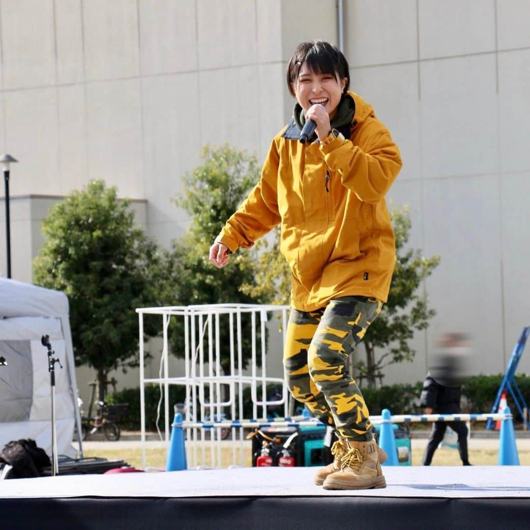 かほなんさんのインスタグラム写真 - (かほなんInstagram)「今日は名古屋市昭和区の川名公園にて「防災･減災 秋まつり in 川名公園」でした！  遊びに来てくれた方、ありがとう〜！！ ダイハツさんとタッグを組んで作った、さばいどる災害支援号 お披露目の日🚗✨  これから災害地や防災啓発のイベントに乗っていきます。 ダイハツさん、素敵な車を作って頂き、さばいどるの災害支援の活動に手助けをしてくださり、ありがとうございます。  ベースの車はアトレー！🚗✨ 災害支援用に改造して、専用の棚をつけたり、スピーカーやライトをつけてあるよ！ バール、チェンソー、投げる消化用具、ポータブル電源を積んでます！ 支援物資はアルファ米、缶詰、甘酒等！ また動画で詳しく紹介します！🫡✨  午前中は晴れていた今日のイベント、午後から突風の悪天候のため中止になってしまいました……が、安全第一🫡！！ 怪我をしてしまった方がいるのは心苦しいですが……今日の突風はひとつの学びとします。 会場全体で勉強させて頂きました。  そして2回目のステージに立てなかったのは歯痒いですが、リベンジは必ず！！ 皆さんにまたお会いできるのを楽しみにしております…！！😆  次のイベントは12/3 ホームセンターバロー羽島店インター店にて、防災体験フェスタ！ こちらも防災系のイベントなので、会いに来てくれたら嬉しいです😆✨ もちろんダイハツ×さばいどるの、災害支援号も展示するよー！！✊🚗 トークショーの時間等決まり次第、またお知らせします👍  あ！今日来てくださった方！📸 かほなんや、さばいどる災害支援号のお写真を是非SNSに載せてください〜！！🙌  ではっ！ 皆さま、ご安全に！🫡  #名古屋市 #昭和区 #川名公園 #ダイハツ #アトレー #尾西食品 #allpowers  #K&K #白鶴 #Husqvarna #Fitech #ホームセンターバロー #さばいどる災害支援号 　 #さばいどる #かほなん」11月18日 20時41分 - survidol_kaho