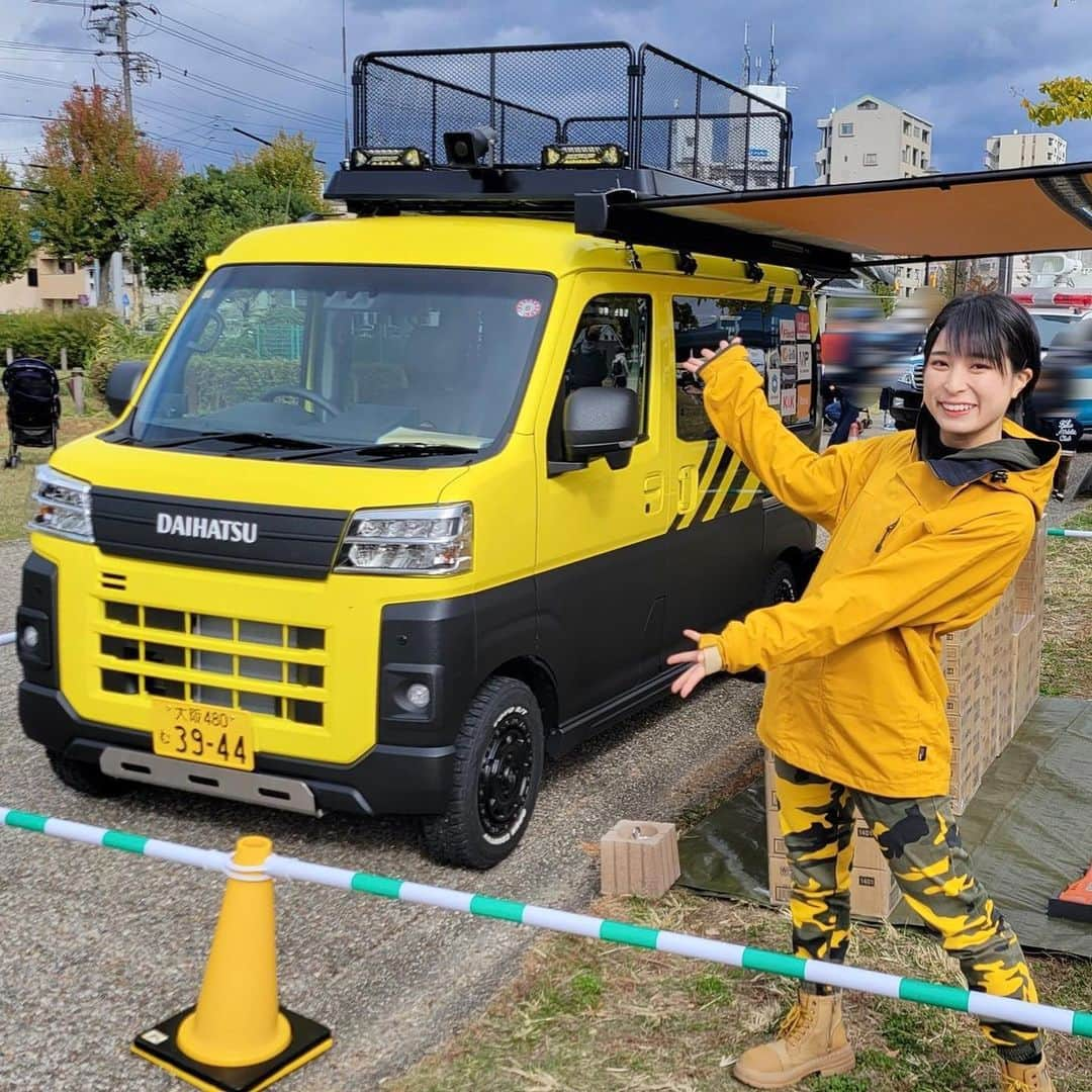 かほなんさんのインスタグラム写真 - (かほなんInstagram)「今日は名古屋市昭和区の川名公園にて「防災･減災 秋まつり in 川名公園」でした！  遊びに来てくれた方、ありがとう〜！！ ダイハツさんとタッグを組んで作った、さばいどる災害支援号 お披露目の日🚗✨  これから災害地や防災啓発のイベントに乗っていきます。 ダイハツさん、素敵な車を作って頂き、さばいどるの災害支援の活動に手助けをしてくださり、ありがとうございます。  ベースの車はアトレー！🚗✨ 災害支援用に改造して、専用の棚をつけたり、スピーカーやライトをつけてあるよ！ バール、チェンソー、投げる消化用具、ポータブル電源を積んでます！ 支援物資はアルファ米、缶詰、甘酒等！ また動画で詳しく紹介します！🫡✨  午前中は晴れていた今日のイベント、午後から突風の悪天候のため中止になってしまいました……が、安全第一🫡！！ 怪我をしてしまった方がいるのは心苦しいですが……今日の突風はひとつの学びとします。 会場全体で勉強させて頂きました。  そして2回目のステージに立てなかったのは歯痒いですが、リベンジは必ず！！ 皆さんにまたお会いできるのを楽しみにしております…！！😆  次のイベントは12/3 ホームセンターバロー羽島店インター店にて、防災体験フェスタ！ こちらも防災系のイベントなので、会いに来てくれたら嬉しいです😆✨ もちろんダイハツ×さばいどるの、災害支援号も展示するよー！！✊🚗 トークショーの時間等決まり次第、またお知らせします👍  あ！今日来てくださった方！📸 かほなんや、さばいどる災害支援号のお写真を是非SNSに載せてください〜！！🙌  ではっ！ 皆さま、ご安全に！🫡  #名古屋市 #昭和区 #川名公園 #ダイハツ #アトレー #尾西食品 #allpowers  #K&K #白鶴 #Husqvarna #Fitech #ホームセンターバロー #さばいどる災害支援号 　 #さばいどる #かほなん」11月18日 20時41分 - survidol_kaho