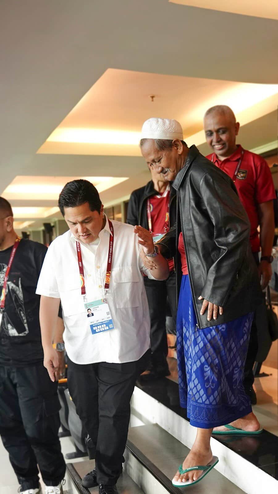 エリック・トヒルのインスタグラム：「Terima kasih Gus Ali Masyhuri, pengasuh Ponpes Bumi Shalawat yang sudah datang dan mendoakan Timnas Indonesia.  Untuk para santri, semangat kalian luar biasa selama Garuda Muda bertanding, doa dan shalawat kalian menggema di stadion.」