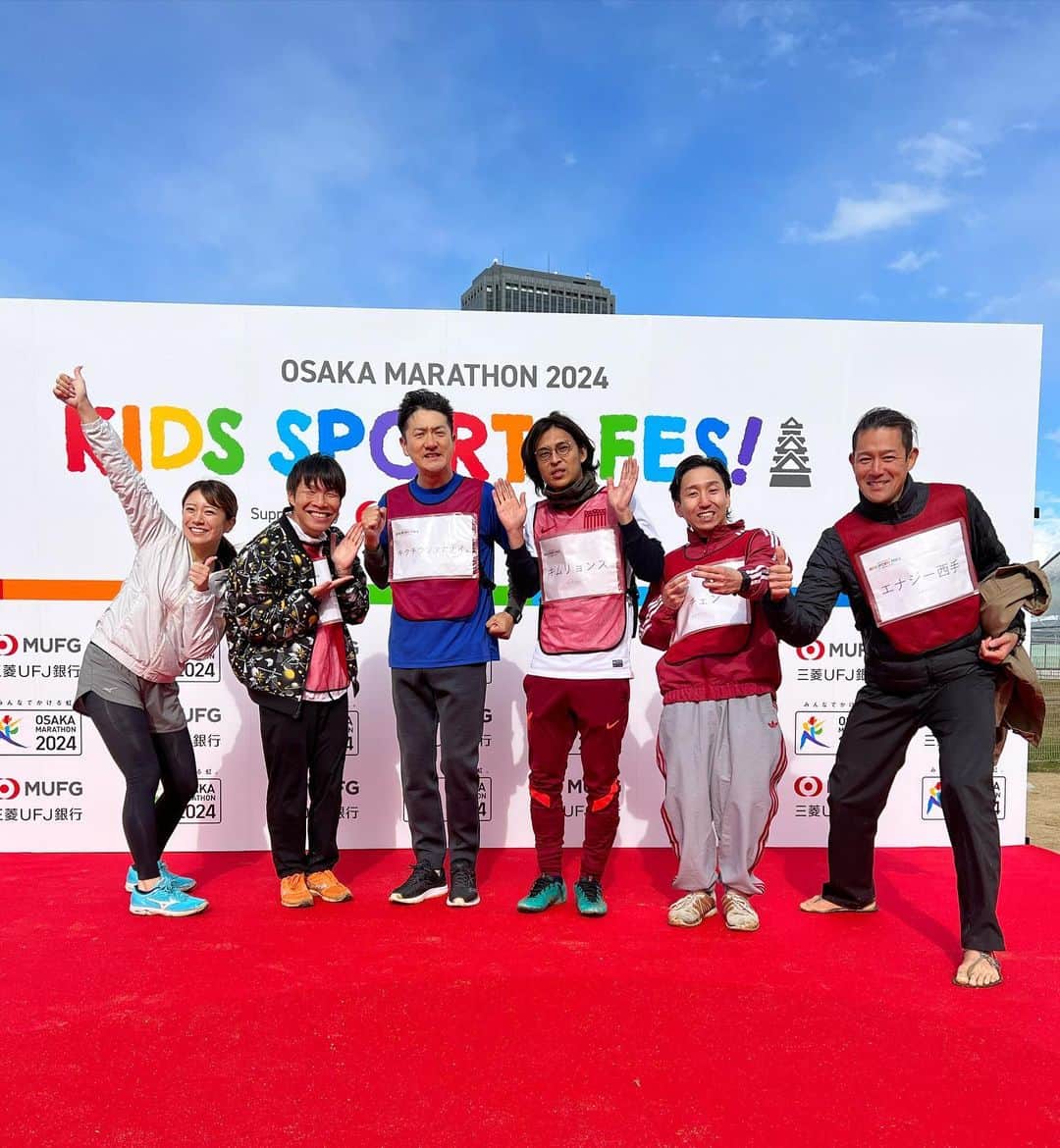 菊地智義のインスタグラム：「『大阪マラソン公式プレイベント 三菱UFJ銀行 KIDS SPORTS FES！』 大阪城公園でのイベントでした！ 悪天候の中スタートしましたが、最終的には子供たちのパワーで晴れたのかな？ おかげで綺麗な大阪城の写真撮れました笑 寒かったけど楽しかったです！ 皆さんありがとうございました。 #大阪マラソン #KIDSSPORTSFES #三菱UFJ銀行 #福本愛菜 #十手リンジン #カンフーカンフー #よしもとスポーツ #大阪城 #キクチウソツカナイ」