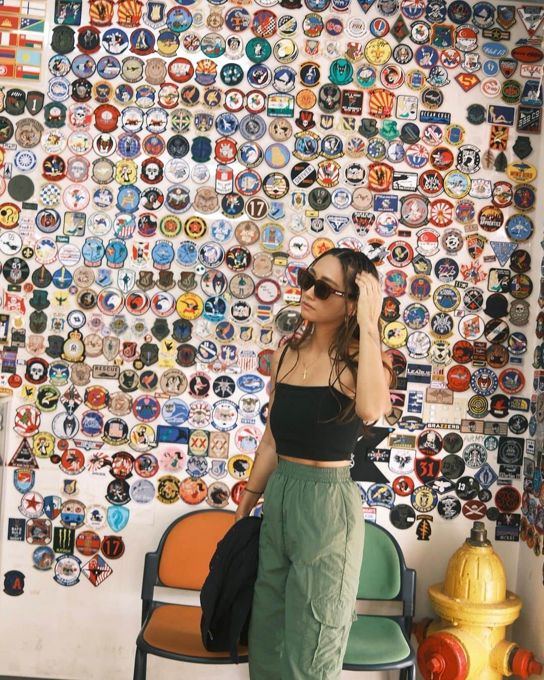mianのインスタグラム：「寒い🙄🙄🙄  夏服が恋しい🥹🫶🏾💕 ワッペン沢山のワッペン屋さん✨  今年も早いね✨ 来年からインスタのスタイルも変えていきたいな✨ 今それに向かって準備中💻✨  何事も挑戦🙋🏾‍♀️🌈✨  さて今から編み物する🧶💕💕💕 旦那が気に入ってくれたからまた作る😅✨  編み物おばちゃん😆✨」
