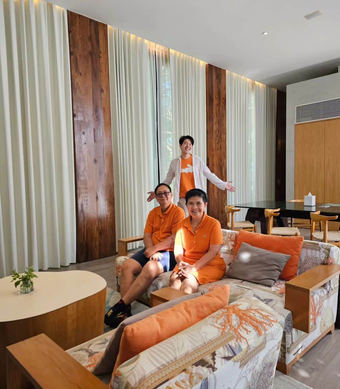 アイス・サランユーさんのインスタグラム写真 - (アイス・サランユーInstagram)「Love to Spent our Family time.. Our Quality time... Our wonderful time At @sosofitelhuahin ❤️🤟👍 เป็นช่วงเวลาที่ดีและมีความสุขของครอบครัวเราครับ Dinner วันนี้ ริมทะเลหัวหิน ที่ #beachsociety  #sosofitelhuahin #huahin #หัวหิน  #เที่ยวทั่วไทยกับไอซ์ศรัณยู  #ครูสมยศ #ครูกรรณ์ทิมา #มะหม่ง #มายมูมิน  #ไอซ์ศรัณยู #icesarunyu Special thx for N @fahhpawa Na ka 🥰」11月18日 20時44分 - icesarunyu