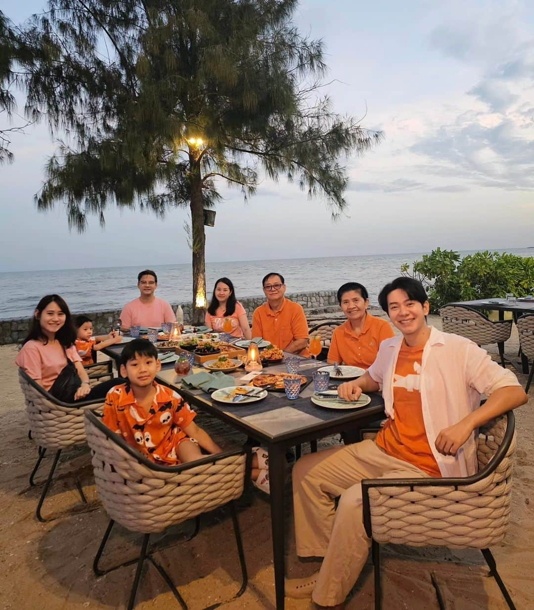 アイス・サランユーさんのインスタグラム写真 - (アイス・サランユーInstagram)「Love to Spent our Family time.. Our Quality time... Our wonderful time At @sosofitelhuahin ❤️🤟👍 เป็นช่วงเวลาที่ดีและมีความสุขของครอบครัวเราครับ Dinner วันนี้ ริมทะเลหัวหิน ที่ #beachsociety  #sosofitelhuahin #huahin #หัวหิน  #เที่ยวทั่วไทยกับไอซ์ศรัณยู  #ครูสมยศ #ครูกรรณ์ทิมา #มะหม่ง #มายมูมิน  #ไอซ์ศรัณยู #icesarunyu Special thx for N @fahhpawa Na ka 🥰」11月18日 20時44分 - icesarunyu