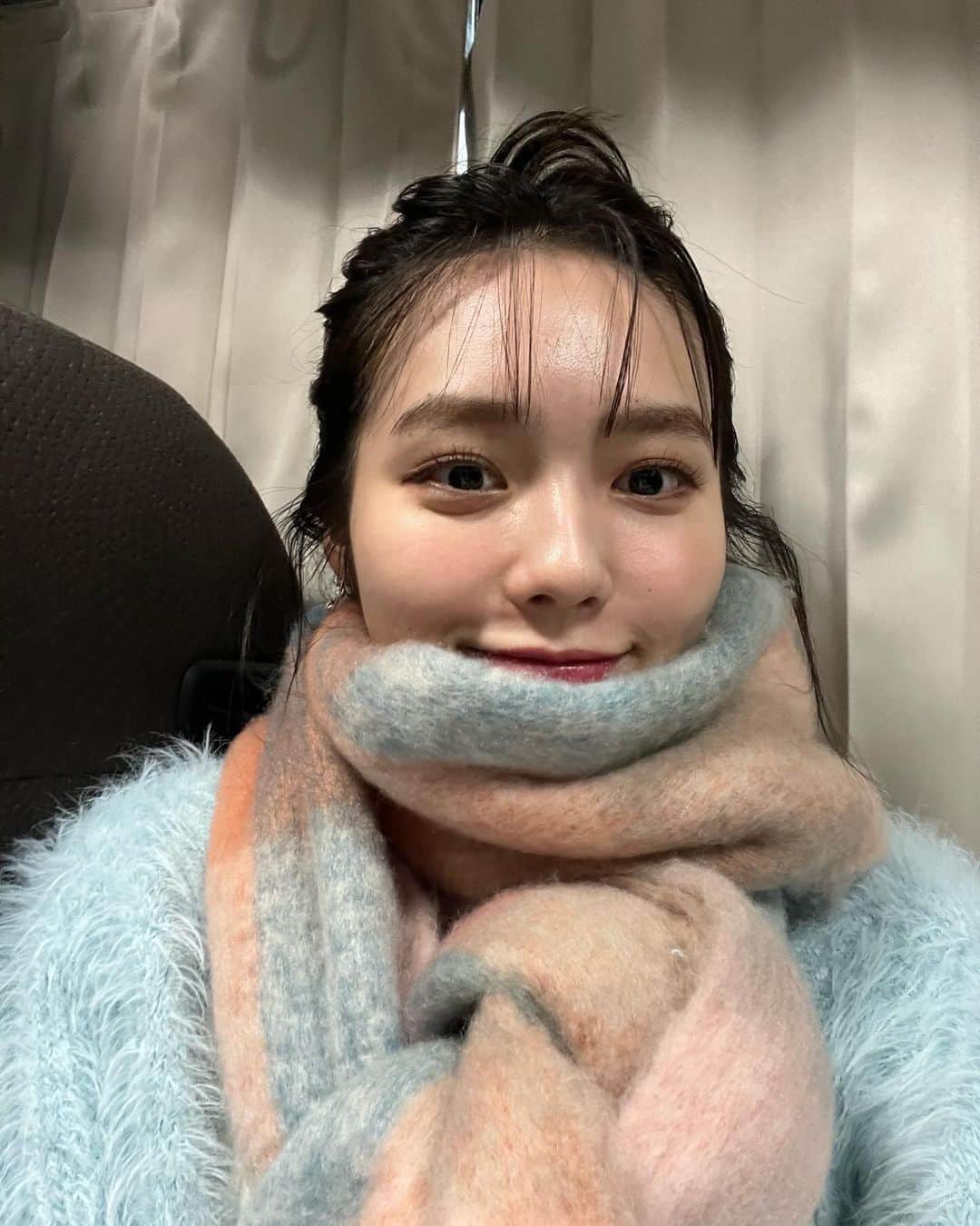 秋田汐梨のインスタグラム：「今年はみんなもうマフラーデビューした？🧣」