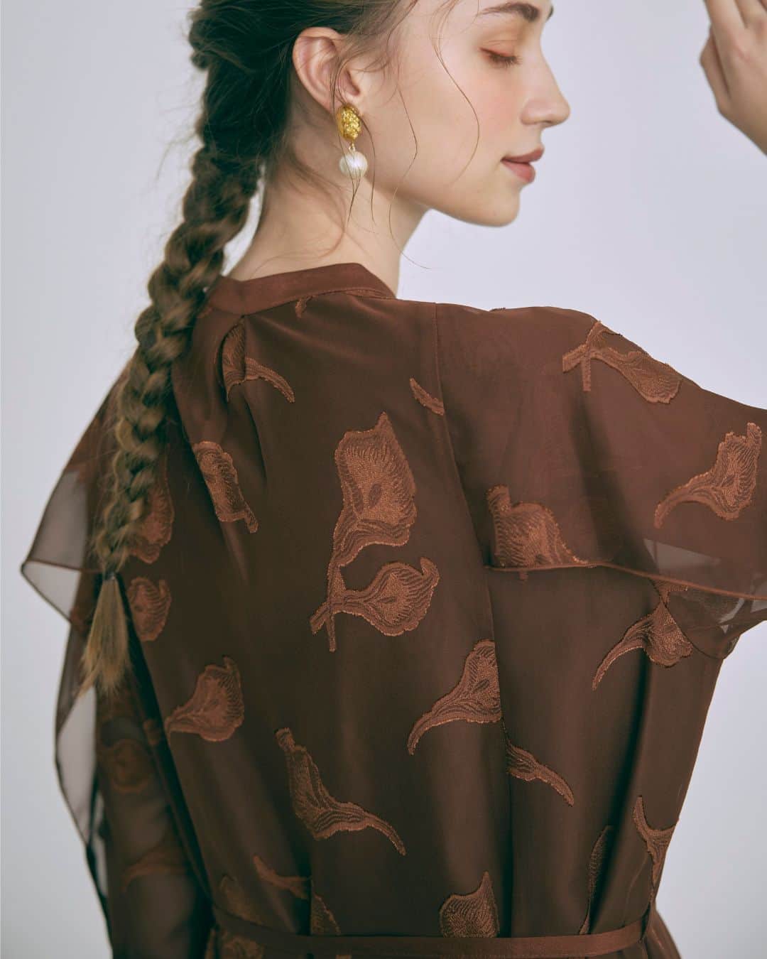 Dorry Dollのインスタグラム：「【 399 】  オパールシャツワンピース Opal Shirt Dress  WEB限定　/　M　 brown　ivory　black　  お呼ばれドレスを選ぶならDorryDollで決まり🤍 みんなはどのドレスを選びますか？  2023.11  お呼ばれドレス気になると思った方。 DorryDollのドレスをもっと見たいと思ったアナタ。 ”いいね・保存・コメント”よろしくお願いします🌹  . ・ ・  #結婚式コーデ #結婚式ドレス #結婚式参列 #お呼ばれ #お呼ばれドレス #お呼ばれワンピ #お呼ばれコーデ #お呼ばれスタイル #フォーマルドレス #お食事会 #デートコーデ #ディナーコーデ #オケージョン #パーティードレス #ホカンス #新作ドレス #dorrydoll #ドリードール  ※※商品画像は、光の当たり具合やパソコンなどの閲覧環境により、 実際の色味と異なって見える場合がございます。予めご了承ください。」