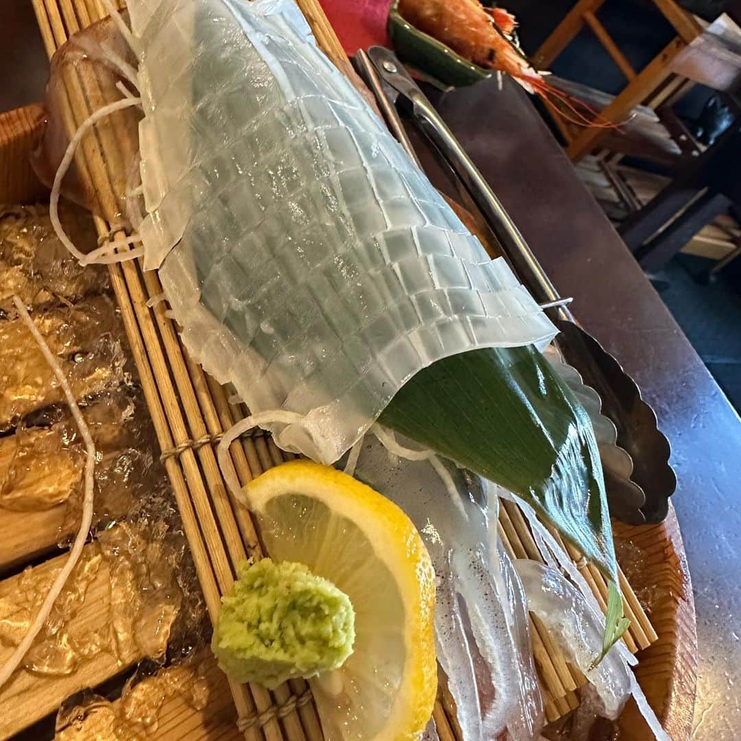 龍真咲さんのインスタグラム写真 - (龍真咲Instagram)「博多座にありのミーマイを観に！ @seika_yumeno  @seri_ayazuki  とプチ同期会🥰 @mariko8sky とはまさかのリモートで😁 Babyのちょっとした相談にものってくれたり、抱っこしてあやしてくれたり頼りになる先輩ママでもある同期達👏 久しぶりにみんなに会えて話せてほんとリフレッシュ✨ 宝塚よ、また博多座公演をしてわたしを博多に連れてっておくれ😁💓  ちなみに大好きな呼子のイカ🦑 シケてて、最終日に出会えたよ🦑🩷  #MEANDMYGIRL #僕と僕の女の子 パーチェスターから目が離せなかったのはここだけの話笑 #博多座」11月18日 20時46分 - masaki_ryu