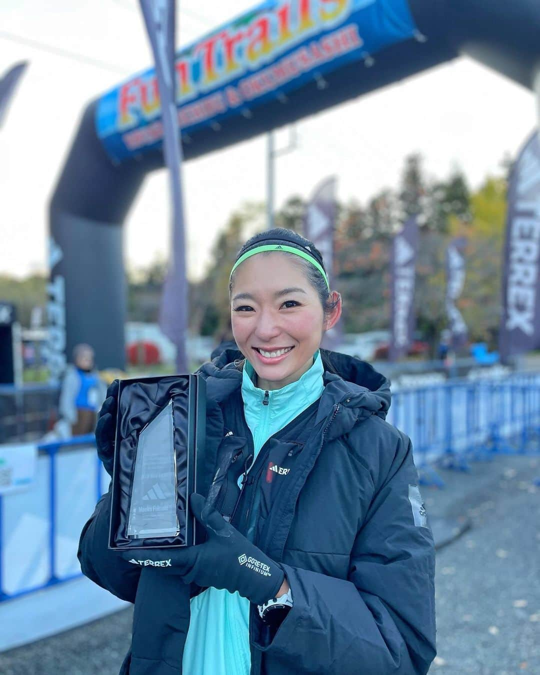 福田萌子さんのインスタグラム写真 - (福田萌子Instagram)「FTR30k、無事に完走しました🏃‍♀️🏔️✌🏻 そして無事に帰宅し、子どもの夜のルーティーンから寝かしつけまで終え、目標にしていた今日のゴールを達成しました☺️✨  走り切った後に普通に育児がこなせる事が私のゴール🔥 何より大切な人生のレースが、完走後に待っているから🫶🏻 #IMPOSSIBLEISNOTHING  ただ、育児は明日からも続くのでここからリカバリー出来るように今日は身体のケアをして寝ます🌿レースコースの様子はまた後日。 最後にadidasから名前入りの完走トロフィーをサプライズでもらえて感無量😭有難うございました🔥  #adidasterrex #adidastokyo #funtrailsround #funtrailsround秩父and奥武蔵」11月18日 20時46分 - moekofukuda