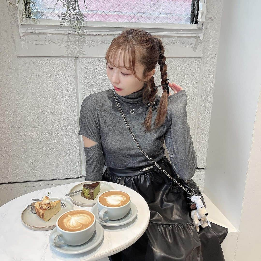 夏井さらさんのインスタグラム写真 - (夏井さらInstagram)「🩶🪄  高円寺にあるカフェに☕️🤍 @radbroscafe_koenji   バスクチーズケーキが有名なお店で、色んな味があったのだけど抹茶にしました💐大正解＾＾  土日だとちょと混んでたのでお早めに行くのがおすすめ！🪄  秋冬にぴったりのレザースカートはSHEIN♡ (24833876) coupon code:BFJP091  試すたび、好きが見つかる。届くたび、好きが増えて  . . . #高円寺カフェ #radbroscafe #フレンチガーリー #フレンチガーリーコーデ #shein #sheinforall  #sheinblackfriday #sheingoodfinds #loveshein  #saveinstyle #pr #レザースカート #グレーコーデ #みつあみアレンジ #リボンアレンジ」11月18日 20時47分 - sara_natsui