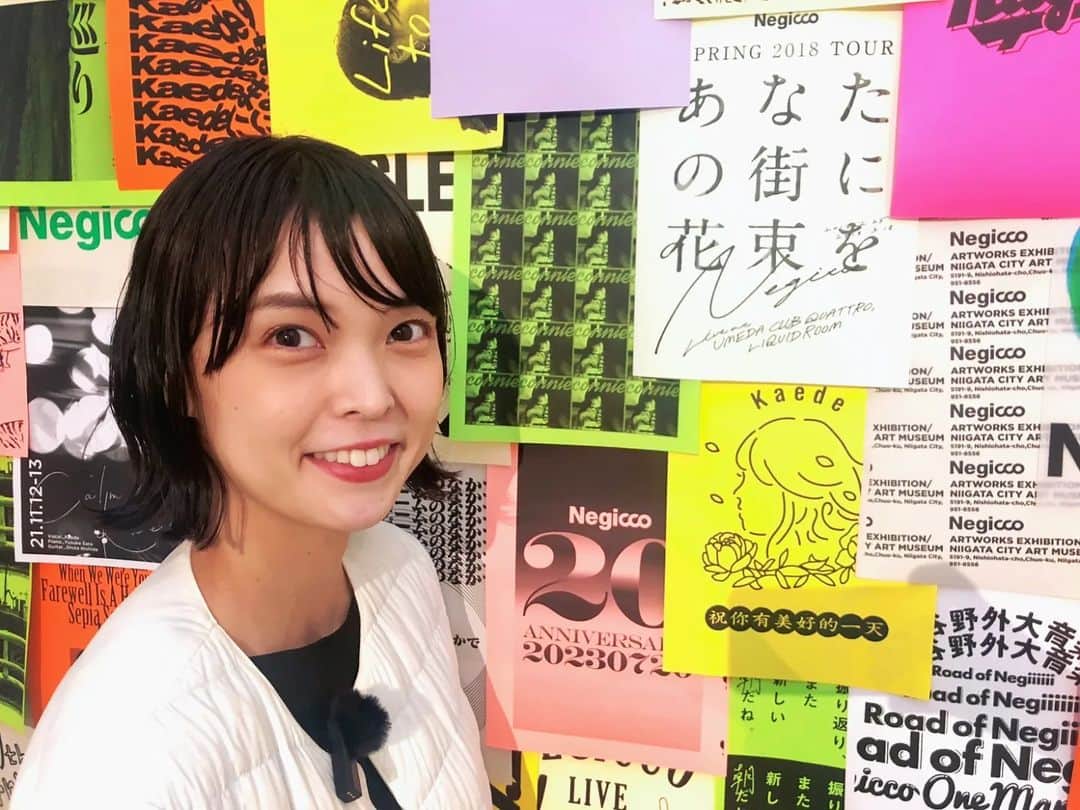 Kaedeのインスタグラム：「本日から新潟市美術館にて開催されている「少女たち」展、同時に「あしたもアイドル　Negicco のアートワーク」展が開催されています。星野画廊コレクションとともに、岳さんと一緒に歩んできた9年間のアートワークをお楽しみください。1枚目は撮影ぽんちゃ🙇✨前髪ヘアオイルつけすぎた🤣2枚目は遊びに来てくださった番井奈歩さんと！😊 #Negicco」