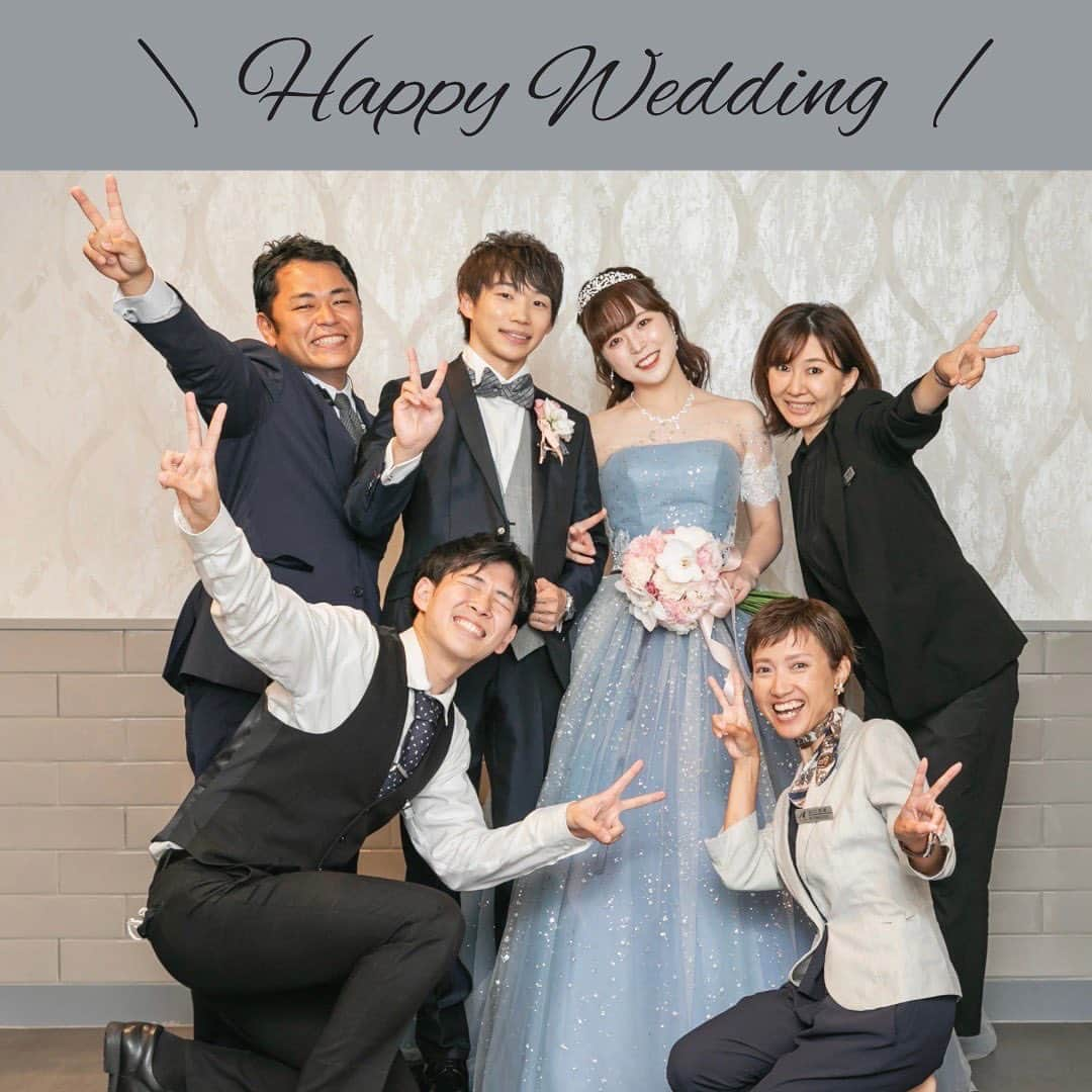 【公式】アルカンシエルリュクスマリアージュ名古屋のインスタグラム：「【Happy Wedding🥂】  先日ご結婚式を挙げられたおふたりの、素敵なお写真をご紹介させて頂きます📸 スタッフともお写真を撮ってくださり、誠にありがとうございました♪  スタッフ一同、おふたりの幸せを心よりお祈りしております🌈  【担当プロデューサーからのメッセージ】  K様💍S様  この度はご結婚誠におめでとうございます㊗️  当日までお二人とご一緒できた事、とても嬉しく思います。 とても仲良しなおふたりとのお打ち合わせはとても楽しい時間でした✨ 入場での恋ダンスは大成功でしたね🎉 映像とバッチリ合っていてとても良い入場でした😆 会場も大盛り上がりでしたね❕❕  余興のダンスもとっても素晴らしかったです🎶✨ お二人らしさの出た楽しい結婚式でしたね💒  お二人の結婚式に携われたこと、ほんとうに嬉しく思います。 いつまでも変わらずお二人で仲良く楽しい家庭を築いて下さいね😁  またお二人にお会いできる日をお待ちしております❕ いつでもアルカンシエルへ遊びに来てくださいね☺️✨ いつまでもお幸せに😍  💒名駅徒歩5分の結婚式場  『#感謝を式のまんなかに。』をテーマに、青空を貸切る祝福のステージと上質な空間で生まれる、ゲストとの忘れられない一日のつくりかたを紹介しています💓  👇🏻をタップ🌈👣 @arcenciel.luxenagoya  2023年度版　JapanBrandCollectionに掲載されました 公式アカウント⇨ @japanbrandcollection lit.link/japanbrandcollection  #アルカンシエル #アルカンシエルluxemariage名古屋 #アルカンシエルリュクスマリアージュ名古屋 #アルカン花嫁 #名古屋花嫁 #名古屋プレ花嫁 #名古屋ウエディング #名古屋ウェディング #名古屋結婚式 #名古屋結婚式場 #愛知花嫁 #日本中のプレ花嫁さんと繋がりたい #結婚式レポ #結婚式レポート #ウエディングレポート #ウェディングレポート #ウェディングレポ #ウエディングレポ #2023秋婚 #2023冬婚 #2024春婚 #2024夏婚 #2024秋婚 #ウェディングプランナー #ウエディングプランナー #披露宴レポ #披露宴演出 #結婚式演出 #結婚式アイデア」