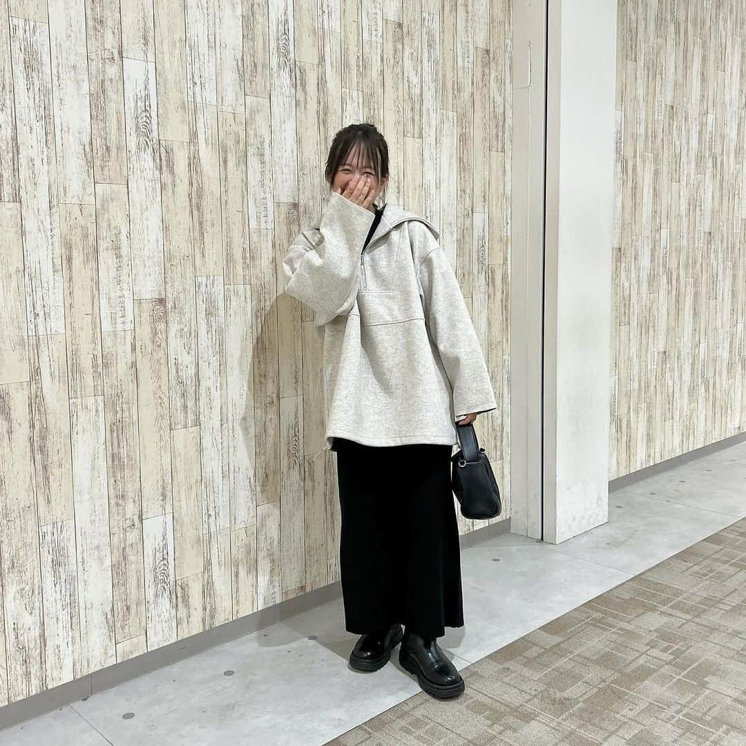 haruのインスタグラム：「ㅤㅤㅤㅤㅤㅤㅤㅤㅤㅤㅤㅤㅤ  お気に入り パーカーコーデ☺️🤍 パーカー以外、黒でまとめて大人カジュアルに🖤 息子と色味を合わせてリンクコーデに🫰🏻笑  このゆったりのサイズ感がたまらなく可愛い🫶🏻 足出せる人はワンピみたいに着たり、 ショートパンツ × ブーツと合わせとめちゃ可愛いよね🥹🤎  @tiptop_pocket_official  メルトンハーフジップBIGパーカー  #tiptop#ZOZOTOWN購入品 #ハーフジップ#パーカー女子 #骨格ウェーブコーデ」