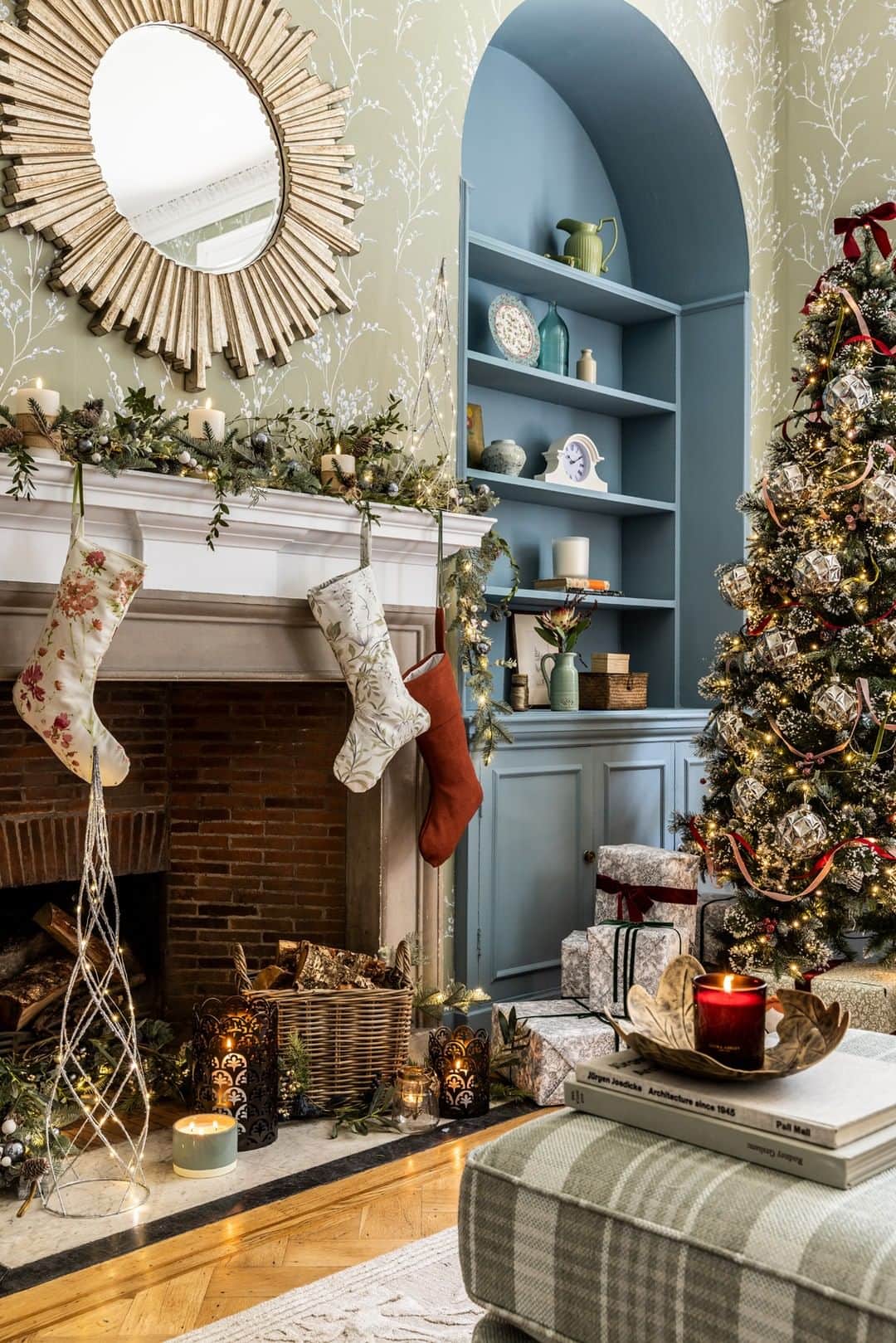 ローラアシュレイのインスタグラム：「If only getting the house Christmas ready could be this easy. ⁣ ⁣ What's your favourite part about getting ready for the festive season?⁣ ⁣」