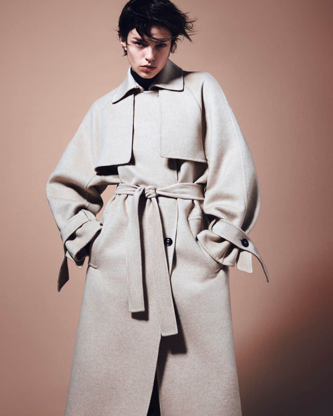 マックスマーラのインスタグラム：「All wrapped up. Discover the latest #MaxMaraFW23 coats from the Atelier Coat Collection. Discover the curated selection at the link in bio. #MaxMara」