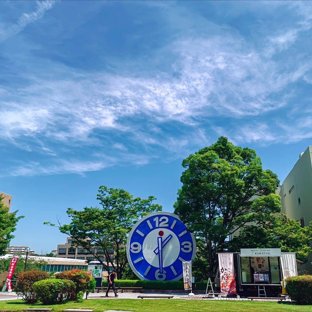 神戸学院大学のインスタグラム：「フォトコンテスト「神院大キャンパスライフの魅力」【2023年10月－12月】応募作品No.342～344はスヌーピーさんからご応募いただきました。  有瀬キャンパスのさまざまな場所で撮影してくれました✨  ～写真にまつわるエピソード～ 342「2号間の前」：夏に撮影した大学の写真です。暑い日は心も情熱を持ちます。 343「4号館の前」：もうすぐ見れなくなる景色。縁があれば再び会えると信じています。 344「図書館の前」：図書館で勉強していたが体調不良で、早く家へ帰ることがしました。そんな時きれいな風景があると感じました。 ～～～～～～～～～～～～  大学創立60周年の2026年４月竣工を目指して、有瀬キャンパスでは2024年１月頃より１号館の建設工事が始まります🌼  それに伴い現在の2号館および中庭は12月までで見納め。 いろいろな思い出が詰まったキャンパス写真が撮れるのも12月までです😳  そこで！広報グループではフォトコンテスト特別企画を開催中☆ 【フォトコンテスト特別企画】～あなたの思い出の写真大募集～✨✨ https://www.kobegakuin.ac.jp/news/ae00cf1c6585250e55e5.html  通常のフォトコンテストに合わせてご応募いただくことも可能です。 詳しい応募方法は以下のURLから↓ https://www.kobegakuin.ac.jp/support/student_life/contest.html  皆さんからのたくさんのご応募お待ちしております📸🫶🫶  #神戸学院大学 #神戸学院 #神戸 #大学 #kobegakuin #kobegakuinuniversity #arise #有瀬 #大学生 #有瀬キャンパス #夕焼け #夜景 #大時計  #キャンパスライフ #学生生活 #写真 #写真コンテスト #フォトコンテスト #フォトコン #フォトコンテスト開催中 #青空  #キャンパスフォト #フォト #写真部 #大学の景色 #夜景スポット #写真好きな人と繋がりたい #夜景ポートレート」