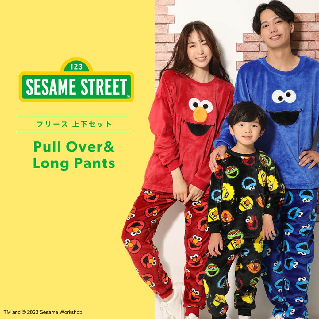 エメフィールさんのインスタグラム写真 - (エメフィールInstagram)「. 💙💛❤️SESAME STREET💙💛❤️ 『#セサミストリート』とコラボした可愛いルームウェアが新発売🍪💕  エルモ、クッキーモンスターモチーフと、セサミストリートの仲間たちをプリントしたデザインの3展開💙❤️  ふわふわのフリース素材なので着心地もGOOD💐 テーマパークへのお揃いコーデに是非🎈✨  ----------------------------------------- セサミストリート フリース 長袖 上下セット 男女兼用サイズ (Sesame Street) 商品番号：1860779  セサミストリート フリース Kids 上下セット (Sesame Street) 商品番号：1860706 -----------------------------------------  #SESAMESTREET #エルモ #クッキーモンスター #ビッグバード #エメフィール #aimerfeel #ランジェリーブランド #ランジェリーショップ #新商品 #コラボ #カジュアル  #お揃いコーデ #おそろ #オソロコーデ #ルームウェア #セットアップ #フリース #リンクコーデ #プレゼントにおすすめ #誕生日プレゼント #ギフトにおすすめ」11月18日 21時00分 - aimerfeel_official