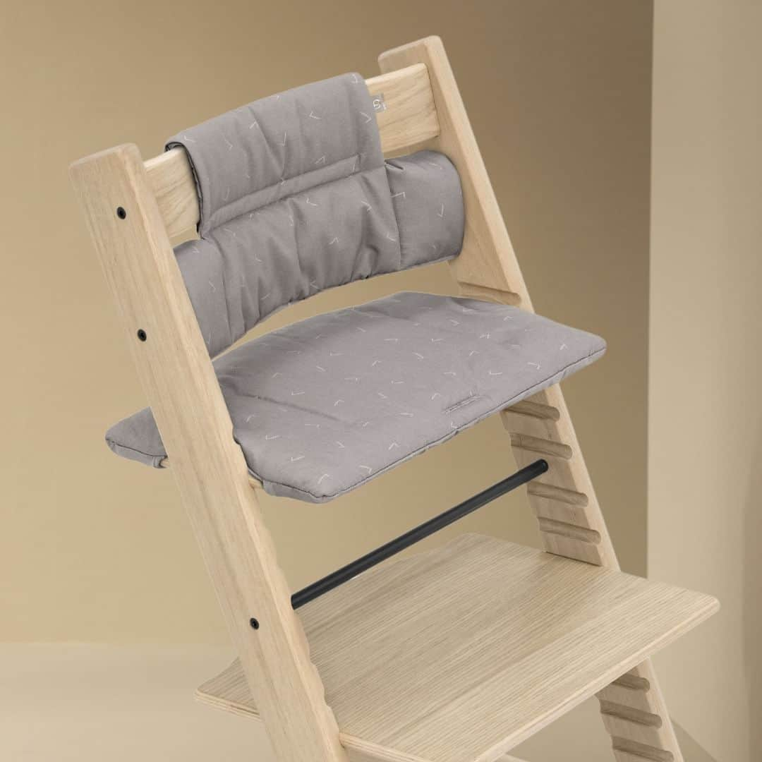 Stokke Japanさんのインスタグラム写真 - (Stokke JapanInstagram)「キャンペーンでもらえるクッションをご紹介します トリップ トラップにぴったりの心地よい肌触りと快適さを備えたトリップ トラップ クラシッククッション。個性豊かなデザインで簡単にスタイルチェンジ可能。装着・取り外しも楽々でお手入れも簡単です。  ✓1枚目 クッション：ソウルシステム トリップ トラップ：ナチュラル ✓2枚目 クッション：イントゥザディープ トリップ トラップ：フィヨルドブルー ✓3枚目 クッション：アイコングレー トリップ トラップ：ナチュラル  【11月15日～28日 キャンペーン実施中】 トリップ トラップ チェアとベビーセットをご購入でクラシック クッションをプレゼント。 クッションは今回ご紹介した3柄からお選びいただけます。 stokke.comをチェックしてみてくださいね！  #ストッケ #トリップトラップ #ストッケトリップトラップ #クラシッククッション #stokke #tripptrapp #DesignPeterOpsvik #ベビーチェア #ハイチェア #キッズチェア #子供椅子 #離乳食 #離乳食準備 #成長記録 #離乳食初期 #ハイチェアデビュー #育児 #大人まで使える #初めての一生もの #令和5年ベビー #生後5ヶ月 #生後6ヶ月 #ハーフバースデー #出産準備リスト #出産準備 #北欧インテリア #北欧カラー」11月18日 21時00分 - stokkejapan