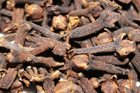 のインスタグラム：「［Clove |クローブ］ 古くから世界各地で人々の生活の中にあり、 健康を保つための有用植物として、 また料理やお菓子づくりに欠かせない スパイスとして活用されてきたクローブ。  強いスパイシーな甘さのあるやや個性的な香りですが、 独特な魅力ある香りは、底知れぬ奥深さを感じさせます。  香りの機能としては、 抗菌作用、抗ウィルス作用、鎮痛といった特徴や、 気力が弱り沈んでいる心を盛り上げ、 やる気を出してくれる働きがあります。  使うシーンや季節としておすすめしたいのが、 秋から冬にかけての、お部屋でのリラックスタイム。 食後のティータイムや、大切な人と過ごす 団らんの時間などに香らせると、 暖かさや幸福感をぐっと盛り上げてくれるでしょう。  ----------------------- 主な成分：オイゲノール、酢酸オイゲノール、β-カリオフィレン 相性の良いオイル：シトラス、フローラル、ウッド（樹脂） -----------------------  より詳しい内容は、 アットアロマ公式オンラインストア「アロマソムリエ」や 公式アプリの「オイル図鑑」でご紹介しています。 あとから見返すには保存がおすすめです。 ぜひご活用ください。  ▷アプリのダウンロードはハイライト”公式アプリ”から @ataroma_official  #ataroma #アットアロマ #clove #クローブ」