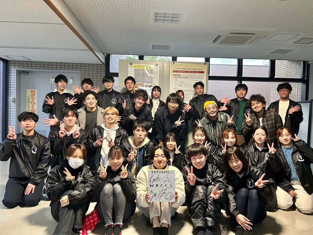 横山祐介さんのインスタグラム写真 - (横山祐介Instagram)「🥁2023.11.18📸 山口大学 工学部 常盤祭  悪天候により安全が確保できないため 当初予定していた屋外ステージが 使用できなくなりましたが 実行委員とスタッフのみなさんの 迅速な対応・設営により 急きょ体育館でのライブが実現できました。  室内でもとても寒い中だったけれど、 みんなと盛り上がれて楽しかったよー！ 実行委員のみんなもお疲れ様でした。  これにてwacci学祭ツアー2023（自称）全９本終了。 今回出会えたたくさんのみんなと またホールツアーで会えたら嬉しいです。 お待ちしてます。  wacci Hall Tour 2023~2024 -laugh mix- ┣12/2 NHK大阪ホール ┣1/7 仙台電力ホール ┣1/13 福岡ももちパレス ┣1/14 岡山ハレノワ 中劇場 ┣1/20 名古屋市公会堂 ┗2/3 LINE CUBE SHIBUYA   #wacci #常盤祭 #山口大学 #gretschdrums  #meinlcymbals  #promarksticks  #evansdrumheads  #drums #drummer #drumlife  #drumuniversity #drumstagram」11月18日 20時52分 - yan_drums_wacci