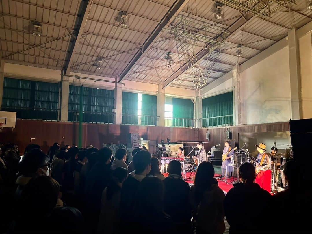 横山祐介さんのインスタグラム写真 - (横山祐介Instagram)「🥁2023.11.18📸 山口大学 工学部 常盤祭  悪天候により安全が確保できないため 当初予定していた屋外ステージが 使用できなくなりましたが 実行委員とスタッフのみなさんの 迅速な対応・設営により 急きょ体育館でのライブが実現できました。  室内でもとても寒い中だったけれど、 みんなと盛り上がれて楽しかったよー！ 実行委員のみんなもお疲れ様でした。  これにてwacci学祭ツアー2023（自称）全９本終了。 今回出会えたたくさんのみんなと またホールツアーで会えたら嬉しいです。 お待ちしてます。  wacci Hall Tour 2023~2024 -laugh mix- ┣12/2 NHK大阪ホール ┣1/7 仙台電力ホール ┣1/13 福岡ももちパレス ┣1/14 岡山ハレノワ 中劇場 ┣1/20 名古屋市公会堂 ┗2/3 LINE CUBE SHIBUYA   #wacci #常盤祭 #山口大学 #gretschdrums  #meinlcymbals  #promarksticks  #evansdrumheads  #drums #drummer #drumlife  #drumuniversity #drumstagram」11月18日 20時52分 - yan_drums_wacci