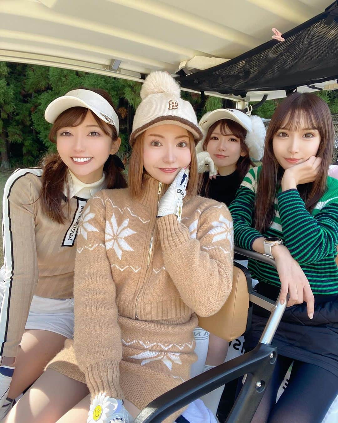 めるさんのインスタグラム写真 - (めるInstagram)「何回も会ったことあるのに、この4人では初ラウンド⛳️ コンペに参戦してきたよー🏌️‍♀️  皆んなほんわかしてて居心地良かった🫶 ゴルフはメンバーも大事だよね❤️‍🔥  朝寒くてヒートテック超極暖着たけど、昼間暑いしこの時期服装難しい😂 皆んなどうしてるんだろ？！🤔  この日、お話ちゃんのカートタオルが大活躍❣️ この時期タイツとかニットがカートの椅子に引っかかるから本当に助かった😱💕  またコンペのこともアップします⛳️  #ゴルフ#ごるふ女子#ゴルフコンペ#ゴルフウェア#ゴルフコーデ#ゴルフ場#ゴルフ男子#コンペ」11月18日 20時52分 - meru_golf