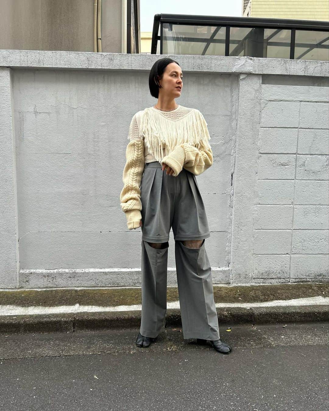 nao_nakabaのインスタグラム：「大好きなRemovable Pantsに Mediam x JUQUI 限定のNew Color ” Charcoal "が仲間入り♡ ⁡ チャコールはシックでエレガントな印象ですが、あえてカジュアルにスタイリングするのがおすすめ🥰 ストレッチも効いていて履き心地も◎ ファスナーを開けて、レースタイツや、カラータイツ覗かせたり👀 既にこのシリーズをお持ちの方は、2枚目の写真のようにバイカラー使いも❤️‍🔥この組み合わせお気に入り🫶🏼  ⁡ Mediam × JUQUI (Nagoya/Kanazaw)限定 11月24日(金) 12時〜Removable Pants New Color【Charcoal】 ⁡ お問い合わせを多数頂いている" Black"も同時に再販致します。販売に関しては３カ所のみに なりますので、お見逃しなく！ @juqui.nagoya @juqui.kanazawa @mediam_official ⁡ #mediamofficial #juqui #nagoya #kanazawa」