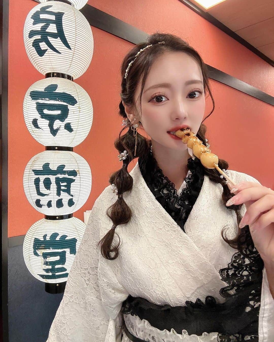 yuukachiさんのインスタグラム写真 - (yuukachiInstagram)「京都 着物旅👘🍵✨️ #京都旅 #着物デート  今日行ったのでさっそく投稿😚✌🏻✌🏻笑 もう着物も寒かったからお蕎麦食べて (  #祇園京めん )芸能人や有名人のサイン沢山あった！ 美味しかった✨️  その後に八坂神社徘徊して、河原町でお団子食べて サクッと着物旅は終了したけど丁度いい時間やった😚笑  京都は暖かい季節に行きたいねぇ☺️🍁🍂  着物は @kyokomachi_wafuku さんでレンタルしました👘 最近人気のレース着物を色違いでお揃いしたよ✌🏻 毎年1回は着物着たくなる~☺️✨️  #今日着物旅#京都ぶらり旅#着物レンタル #みぃかち #着物ヘア#着物女子#京都観光#京都ランチ#京都旅行  #レース着物#そうだ京都行こう#京都紅葉#八坂神社」11月18日 21時08分 - yuuka_stagram